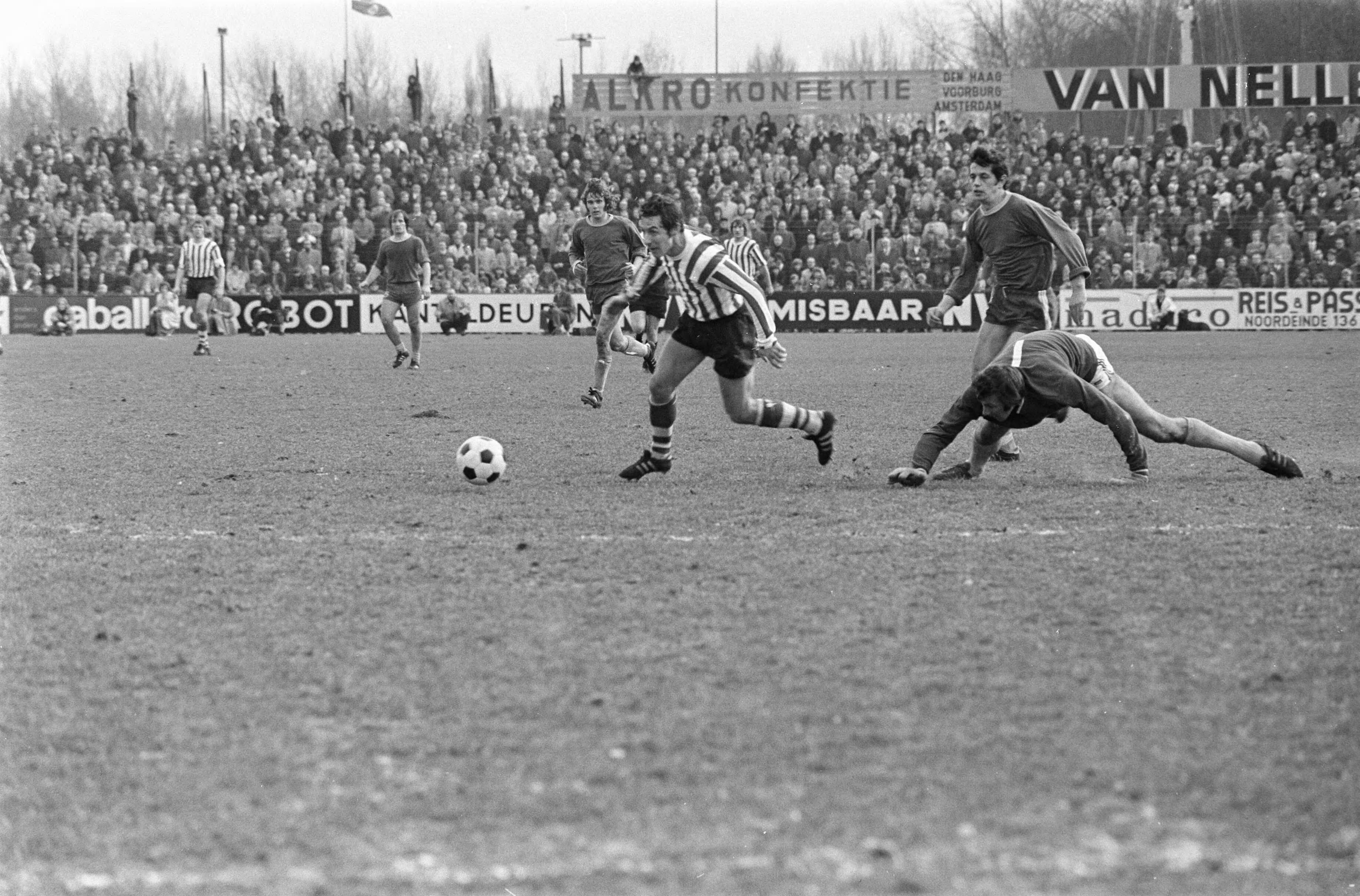 Fotocollectie Anefo — Den Haag tegen Sparta 1-1, Kowalik gaat doelpunt voor Sparta scoren — Foto: Mieremet, Rob / Anefo. Licentie: Set B: Rechtenvrij / Publiek Domein. Bron: Nationaal Archief. http://hdl.handle.net/10648/abe2f1ae-d0b4-102d-bcf8-003048976d84