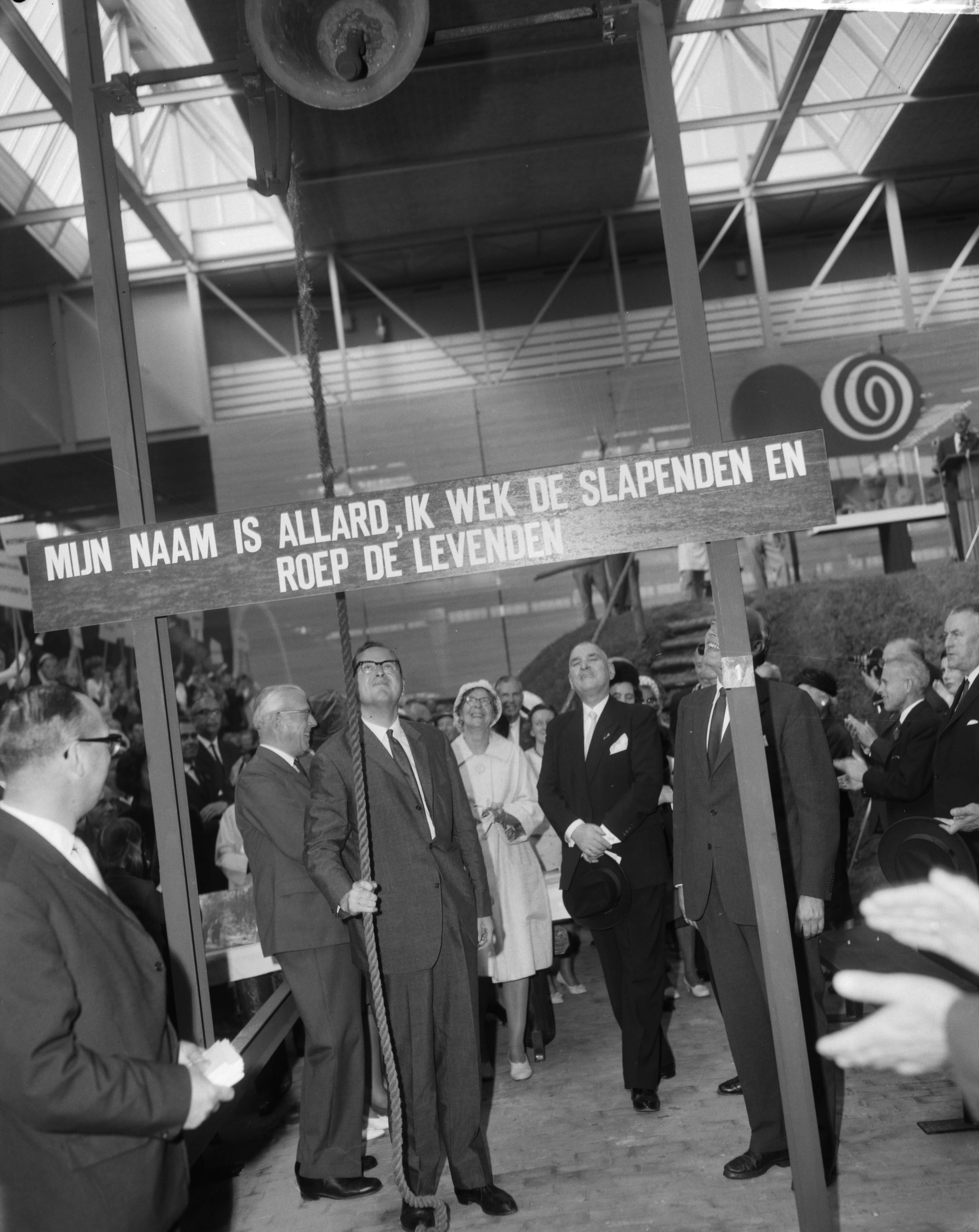 Fotocollectie Anefo — Tentoonstelling "Frisiana" te Leeuwarden officieel door minister J.E. Andriessen geopend. De minister luidt de bel — Foto: Bilsen, Joop van / Anefo. Licentie: Set B: Rechtenvrij / Publiek Domein. Bron: Nationaal Archief. http://hdl.handle.net/10648/aa458b5e-d0b4-102d-bcf8-003048976d84