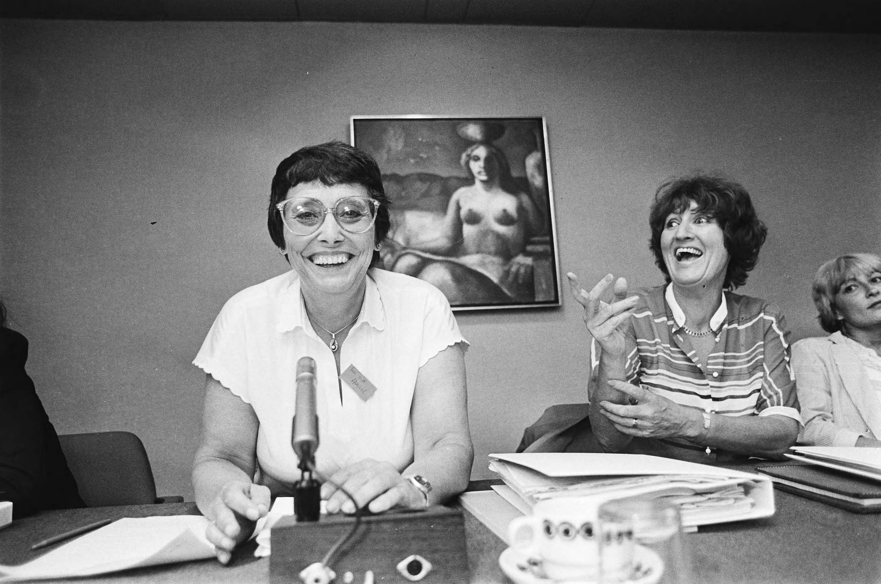 Fotocollectie Anefo — Conferentie "Vrouwen en sexueel geweld" geopend in Den Haag ; Ien van de Heuvel (l) en ex-staatssecretaris dAncona voor schilderij naakte vrouw — Foto: Dijk, Hans van / Anefo. Licentie: Set B: Rechtenvrij / Publiek Domein. Bron: Nationaal Archief. http://hdl.handle.net/10648/ad192656-d0b4-102d-bcf8-003048976d84