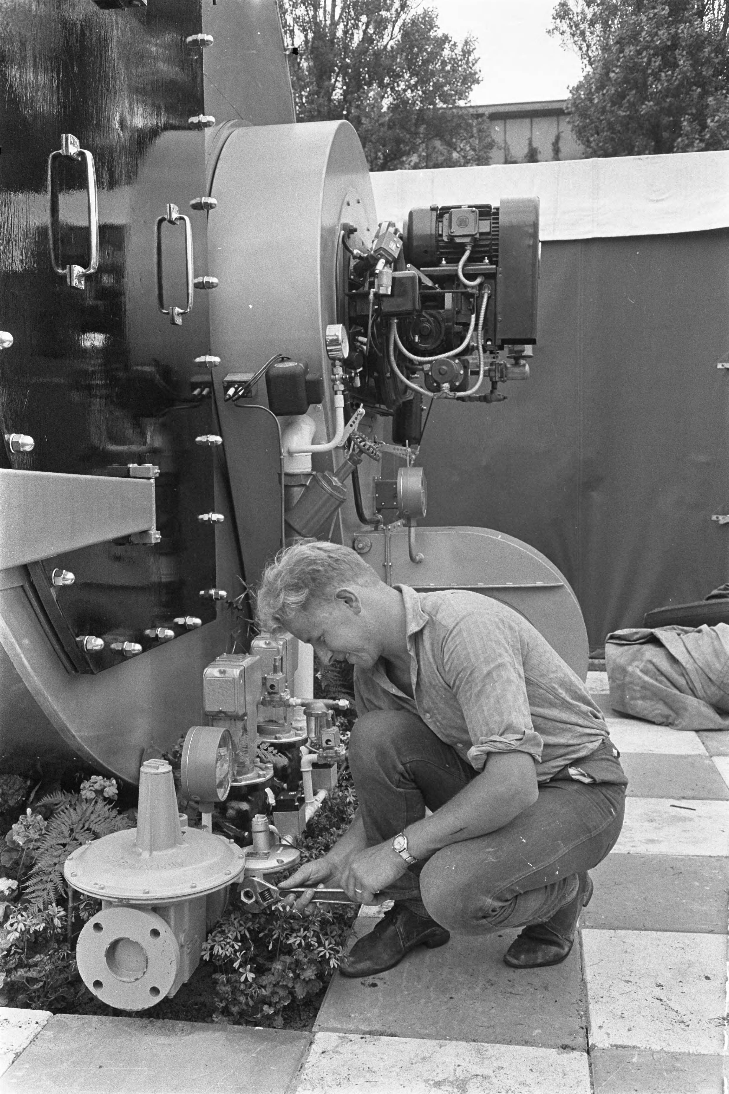 Fotocollectie Anefo — Tuinbouwtentoonstelling de Wehate, in Houtruststraat te Den Haag , een nieuwe kachel voor gasverwarming (ook aardgas) — Foto: Koch, Eric / Anefo. Licentie: Set B: Rechtenvrij / Publiek Domein. Bron: Nationaal Archief. http://hdl.handle.net/10648/aaf13c88-d0b4-102d-bcf8-003048976d84