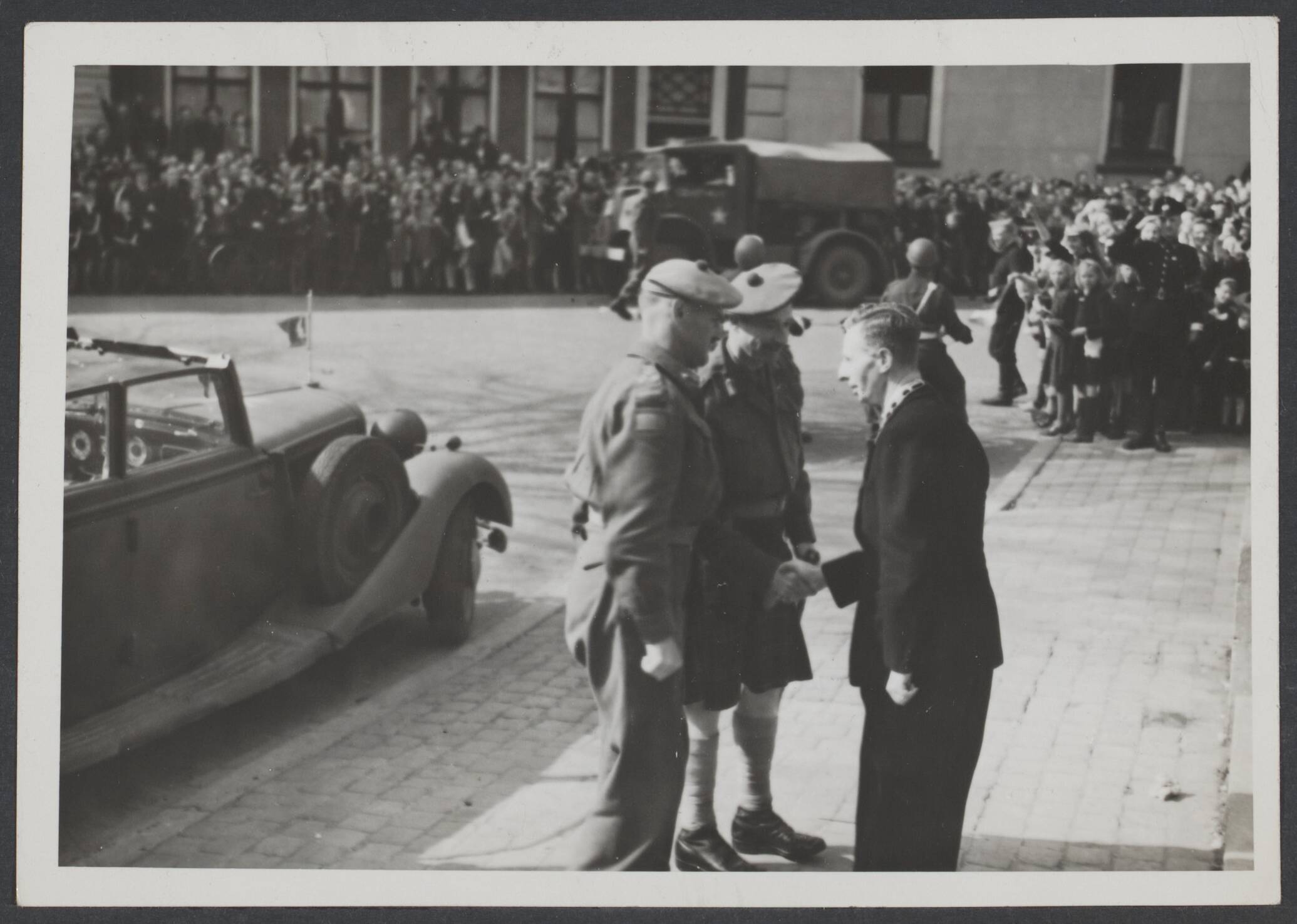 Bevrijding Nederland 1944 [bevat ook foto's uit 1945] — De burgemeester van Leeuwarden verwelkomt generaal-majoor R.H. Keefler, GOC, van de 3e Canadese Divisie op 16 april 1945, vlak nadat de Highland Light Infantry of Canada en de North Nova Scotia Highlander de stad hebben bevrijd — Foto: Canadian Army / Canadian Military Photograph. Licentie: Set B: Rechtenvrij / Publiek Domein. Bron: Nationaal Archief. http://hdl.handle.net/10648/3cda45dd-a5cf-594e-4755-46fa431a74c0