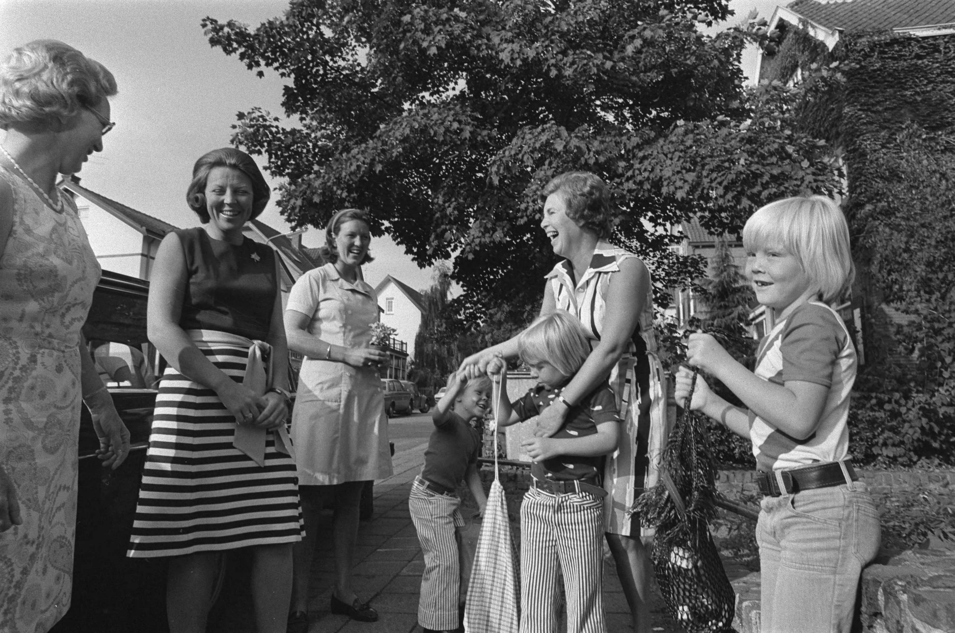 Fotocollectie Anefo — Prinsjes Constantijn, Johan Friso en Willem Alexander weeer naar school in Baarn, links Beatrix — Foto: Mieremet, Rob / Anefo. Licentie: Set B: Rechtenvrij / Publiek Domein. Bron: Nationaal Archief. http://hdl.handle.net/10648/ac52fef4-d0b4-102d-bcf8-003048976d84