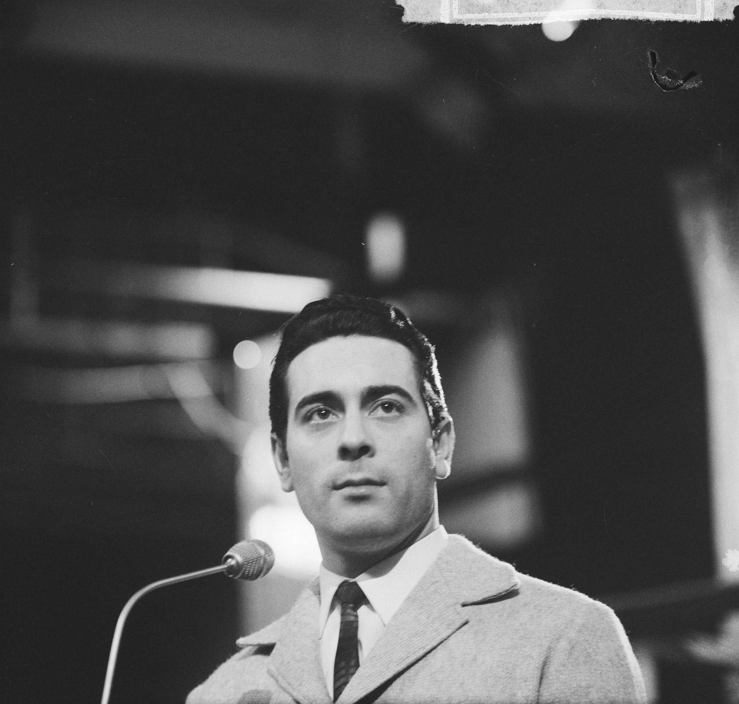Fotocollectie Anefo — Finale Nationaal Songfestival 1965, Gert Timmerman — Foto: Nijs, Jac. de / Anefo. Licentie: Set B: Rechtenvrij / Publiek Domein. Bron: Nationaal Archief. http://hdl.handle.net/10648/aa92cc48-d0b4-102d-bcf8-003048976d84