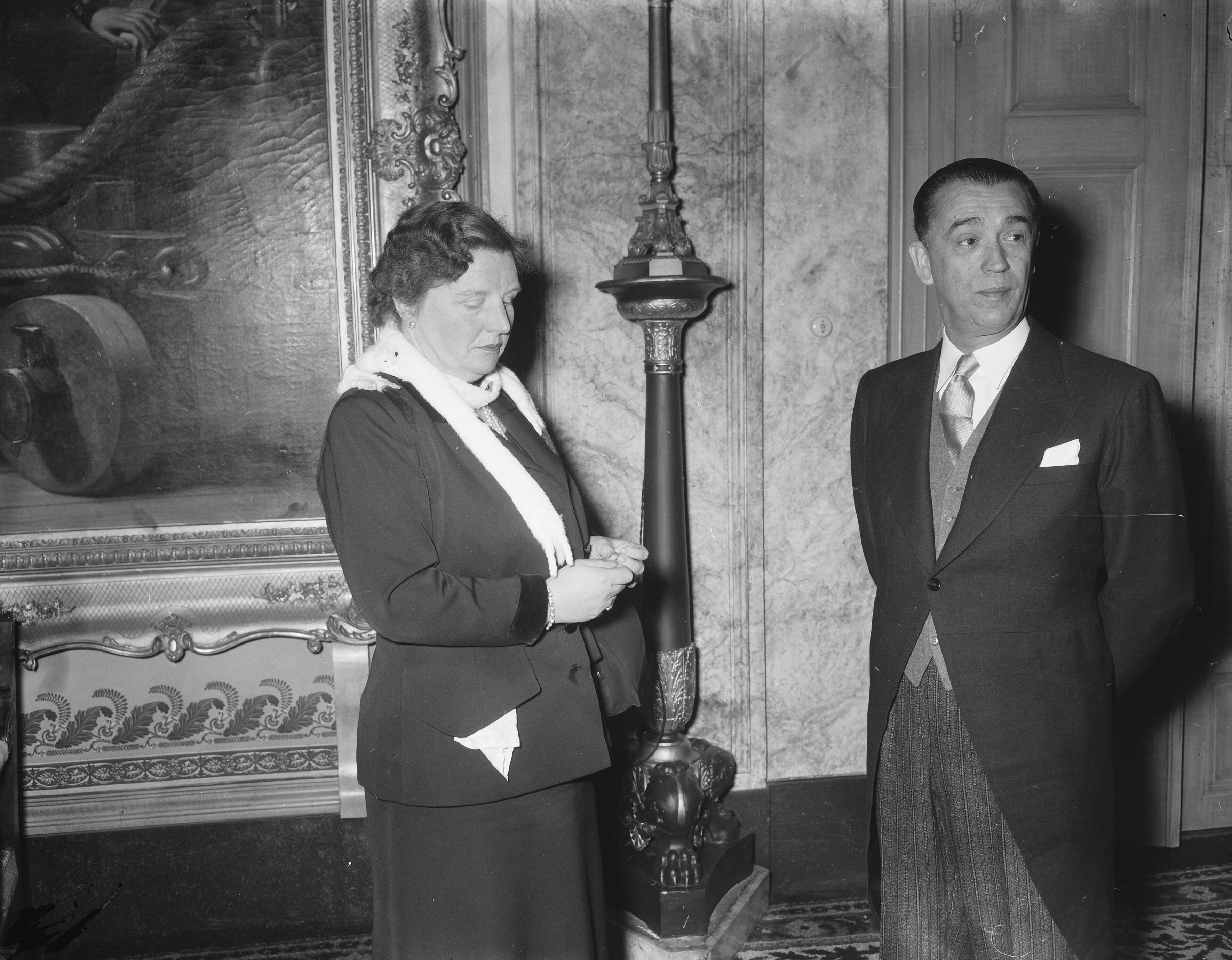 Fotocollectie Anefo — Koningin Juliana ontvangt de Braziliaanse president-elect Juscelino Kubitchek op paleis Soestdijk — Foto: Noske, J.D. / Anefo. Licentie: Set B: Rechtenvrij / Publiek Domein. Bron: Nationaal Archief. http://hdl.handle.net/10648/a9416732-d0b4-102d-bcf8-003048976d84