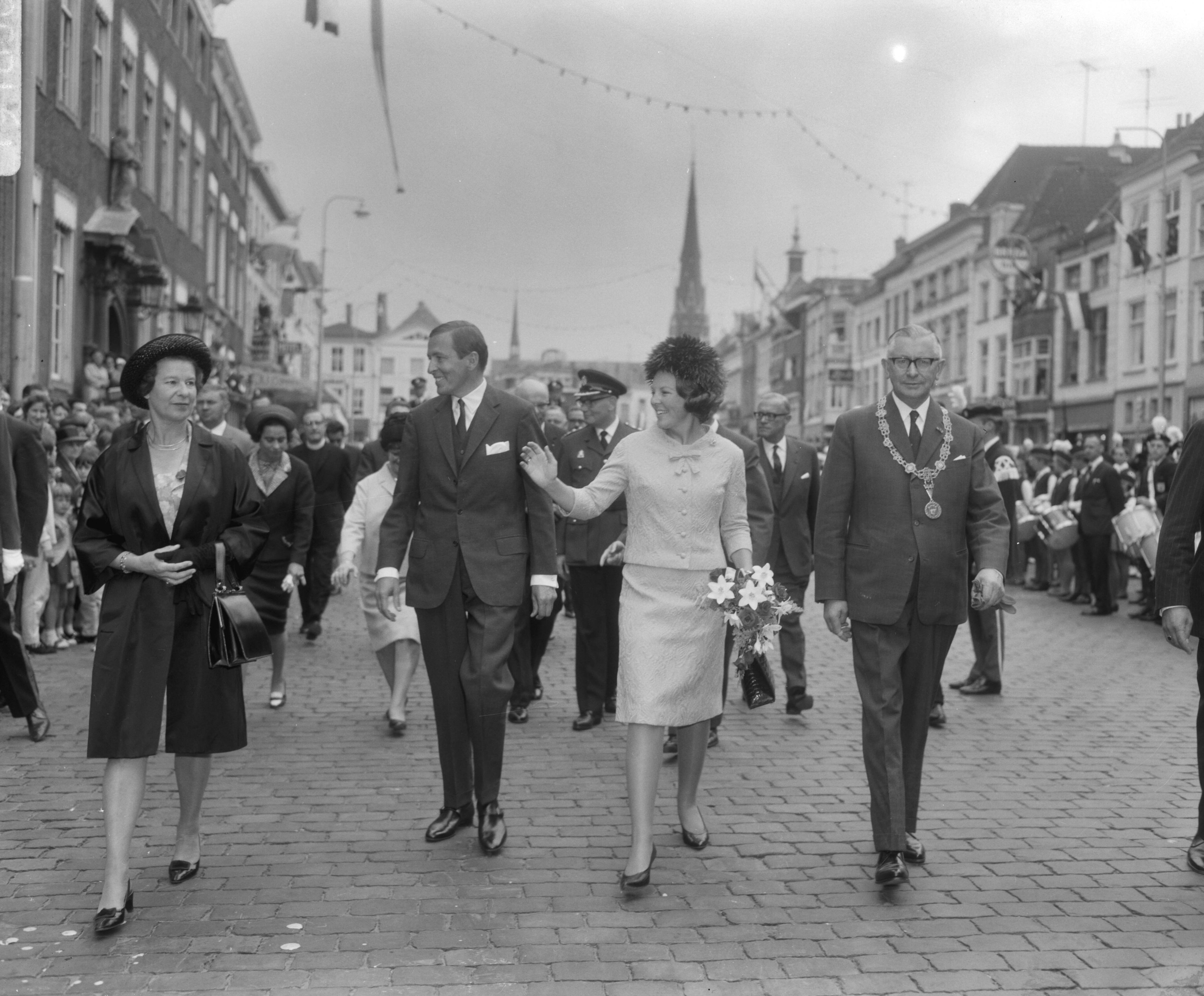 Fotocollectie Anefo — Prinses Beatrix en prins Claus brachten bezoek aan Bre da — Foto: Bilsen, Joop van / Anefo. Licentie: Set B: Rechtenvrij / Publiek Domein. Bron: Nationaal Archief. http://hdl.handle.net/10648/aaeb82a2-d0b4-102d-bcf8-003048976d84