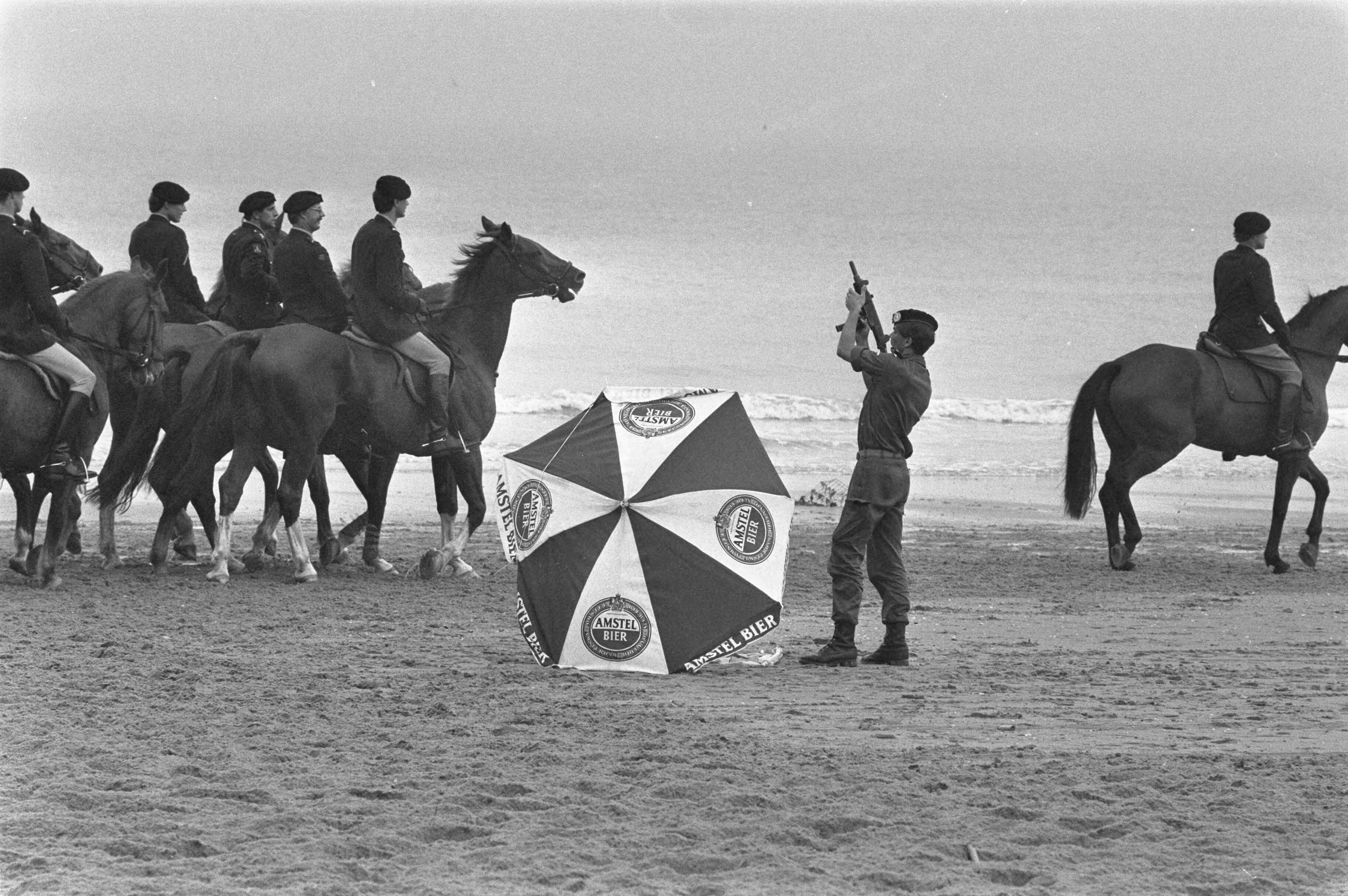 Fotocollectie Anefo — Paarden oefenen op strand Scheveningen voor Prinsjesdag — Foto: Bogaerts, Rob / Anefo. Licentie: Set B: Rechtenvrij / Publiek Domein. Bron: Nationaal Archief. http://hdl.handle.net/10648/ad3d1be2-d0b4-102d-bcf8-003048976d84