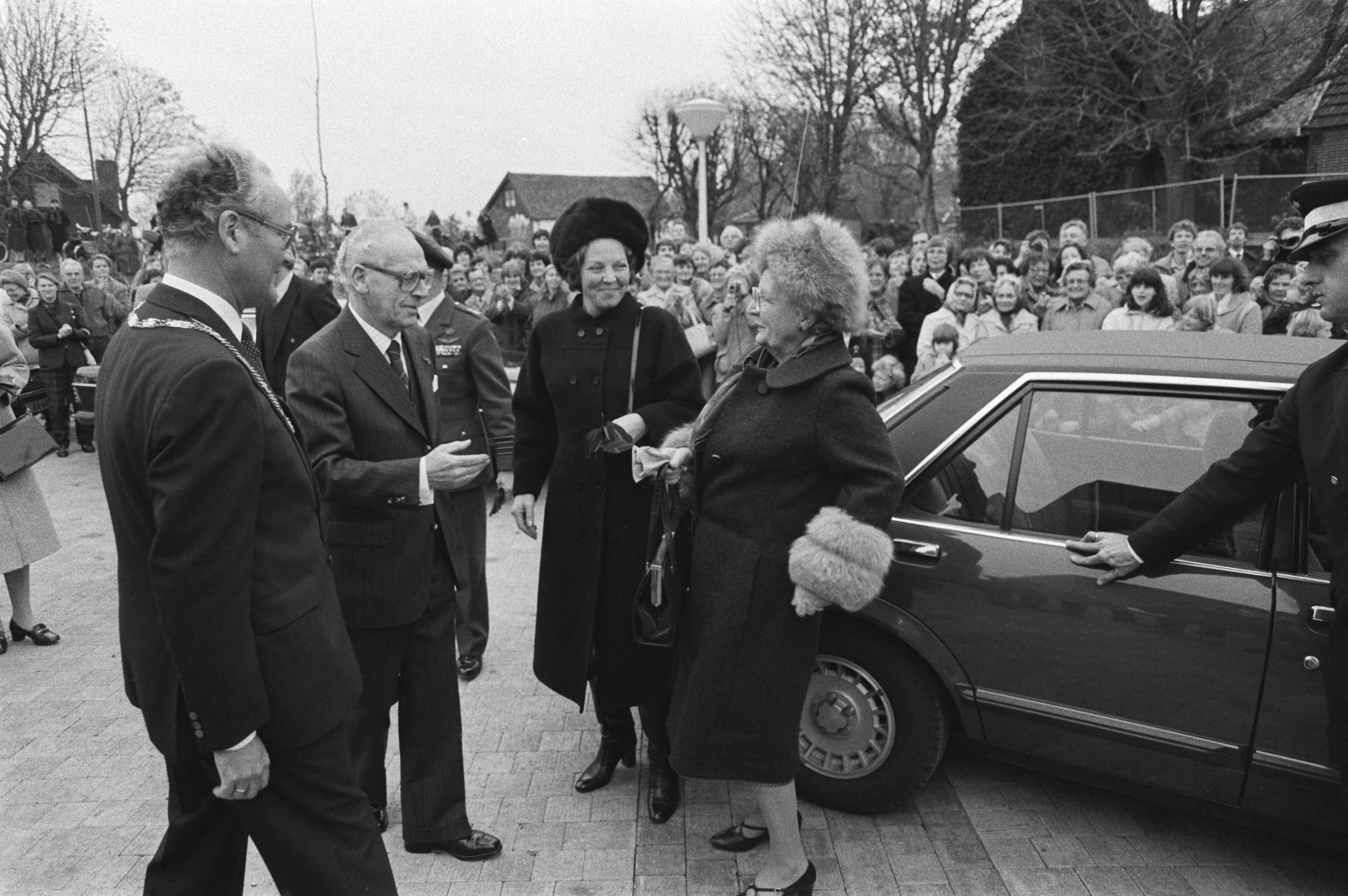 Christelijk Instituut voor dove jongeren "Effatha" in Zoetermeer door Juliana en Beatrix geopend — Koningin Beatrix en Prinses Juliana bij aankomst — Foto: Antonisse, Marcel / Anefo. Licentie: Set B: Rechtenvrij / Publiek Domein. Bron: Nationaal Archief. http://hdl.handle.net/10648/ad07fd2c-d0b4-102d-bcf8-003048976d84