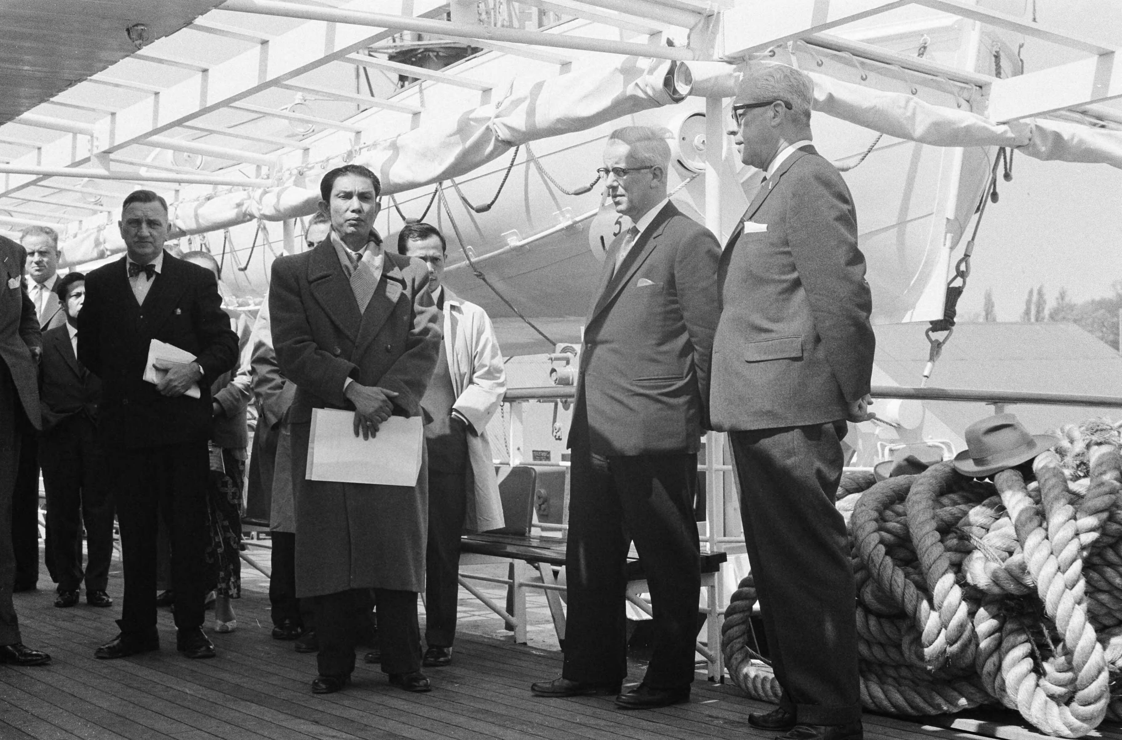Fotocollectie Anefo — Tewaterlating "Krakatau" bij Zaanlandse Scheepsbouw Mij — Foto: Pot, Harry / Anefo. Licentie: Set B: Rechtenvrij / Publiek Domein. Bron: Nationaal Archief. http://hdl.handle.net/10648/a9adeb6e-d0b4-102d-bcf8-003048976d84