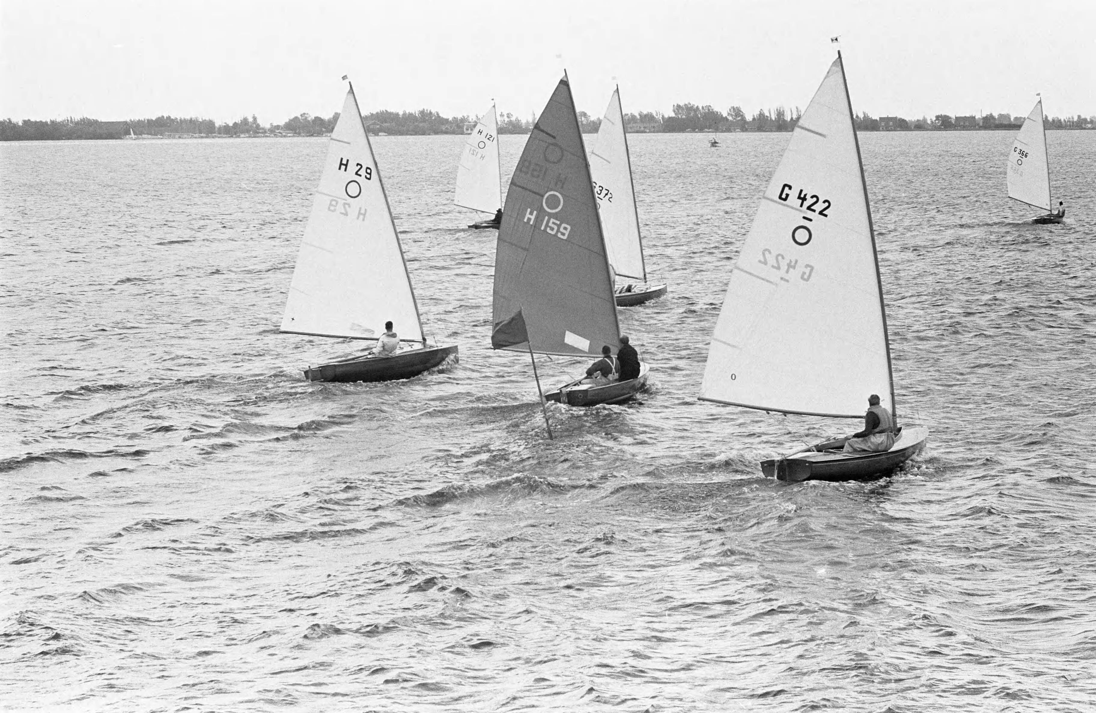Fotocollectie Anefo — Europese Kampioenschappen Olympiajollen (O-Jol) op de Westeinderplassen — Foto: Bilsen, Joop van / Anefo. Licentie: Set B: Rechtenvrij / Publiek Domein. Bron: Nationaal Archief. http://hdl.handle.net/10648/aa0dd5ec-d0b4-102d-bcf8-003048976d84