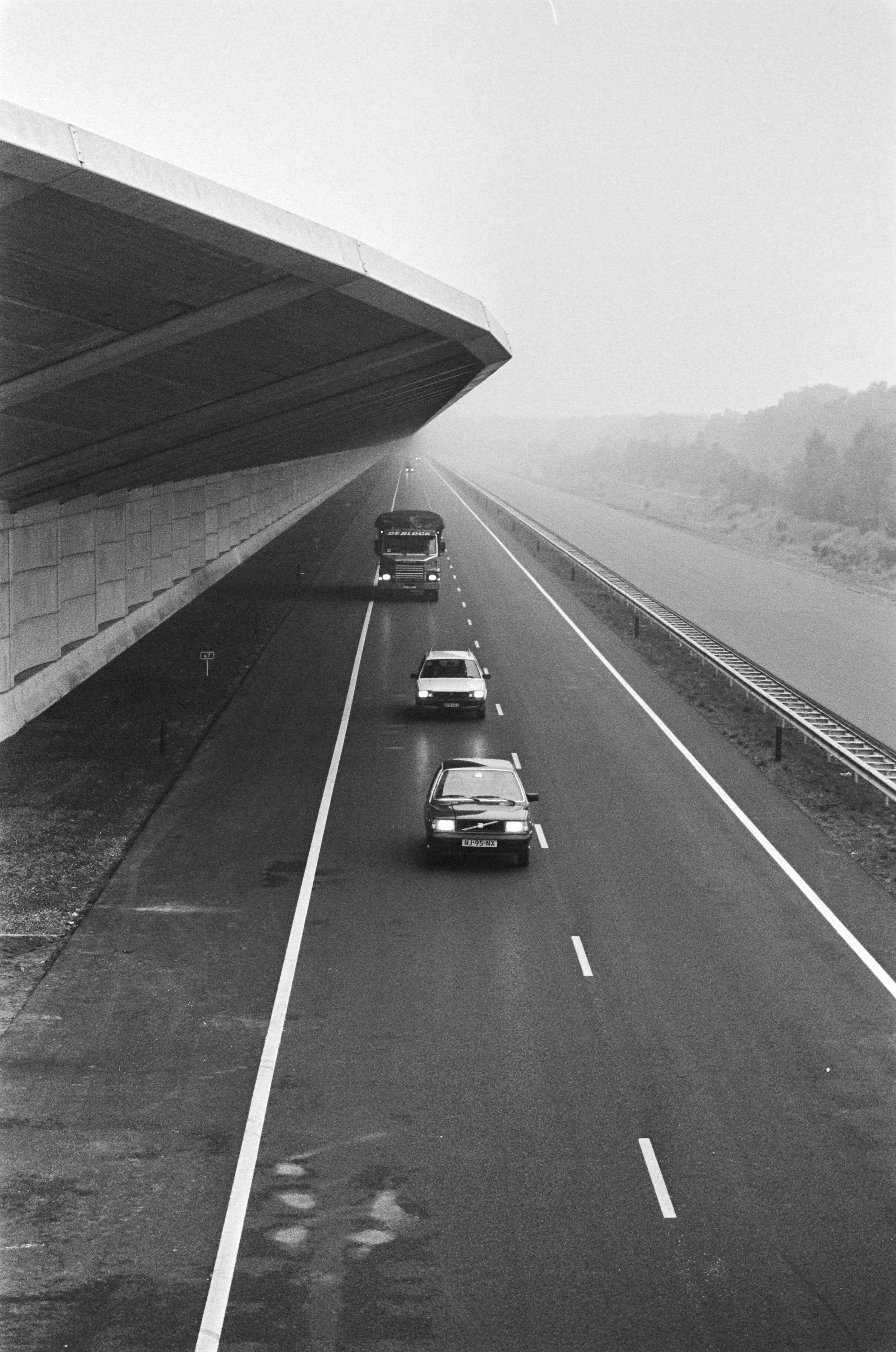 Fotocollectie Anefo — Nieuw weggedeelte A28 met grote geluidswal bij Zeist open voor verkeer — Foto: Croes, Rob C. / Anefo. Licentie: Set B: Rechtenvrij / Publiek Domein. Bron: Nationaal Archief. http://hdl.handle.net/10648/ad4c25b0-d0b4-102d-bcf8-003048976d84