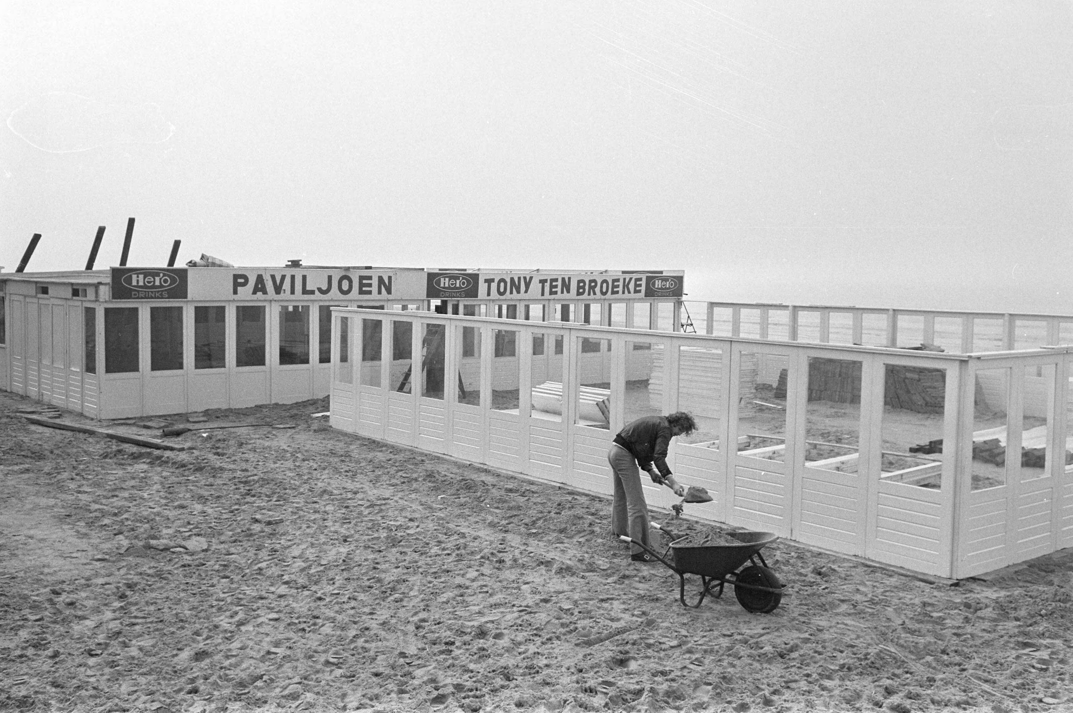 Fotocollectie Anefo — Voorjaarszon in Zandvoort; strandhuisje wordt opgebouwd — Foto: Punt, W. / Anefo. Licentie: Set B: Rechtenvrij / Publiek Domein. Bron: Nationaal Archief. http://hdl.handle.net/10648/abb34f08-d0b4-102d-bcf8-003048976d84