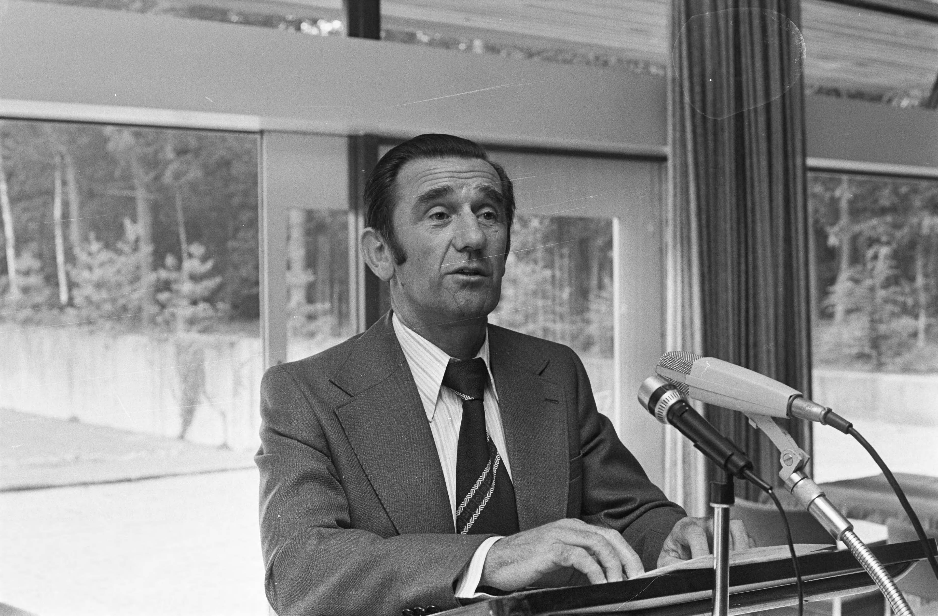 Fotocollectie Anefo — KNVB-trainer George Knobel tijdens persconferentie in Zeist — Foto: Mieremet, Rob / Anefo. Licentie: Set B: Rechtenvrij / Publiek Domein. Bron: Nationaal Archief. http://hdl.handle.net/10648/ac536eca-d0b4-102d-bcf8-003048976d84