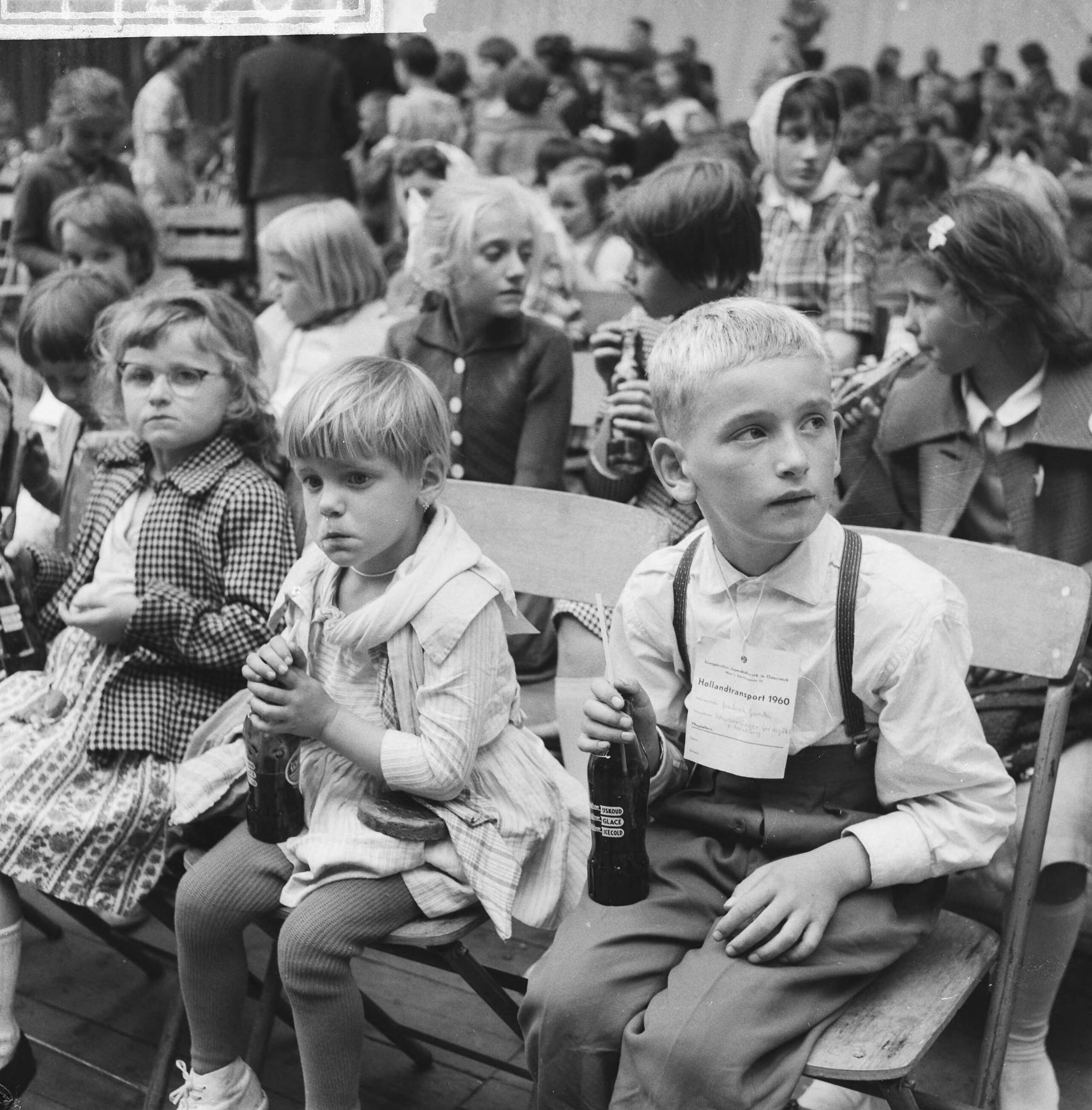 Fotocollectie Anefo — Vluchtelingenkinderen uit Oostenrijk en Duitsland in Den Haag — Foto: Behrens, Herbert F. / Anefo. Licentie: Set B: Rechtenvrij / Publiek Domein. Bron: Nationaal Archief. http://hdl.handle.net/10648/a9b434f6-d0b4-102d-bcf8-003048976d84