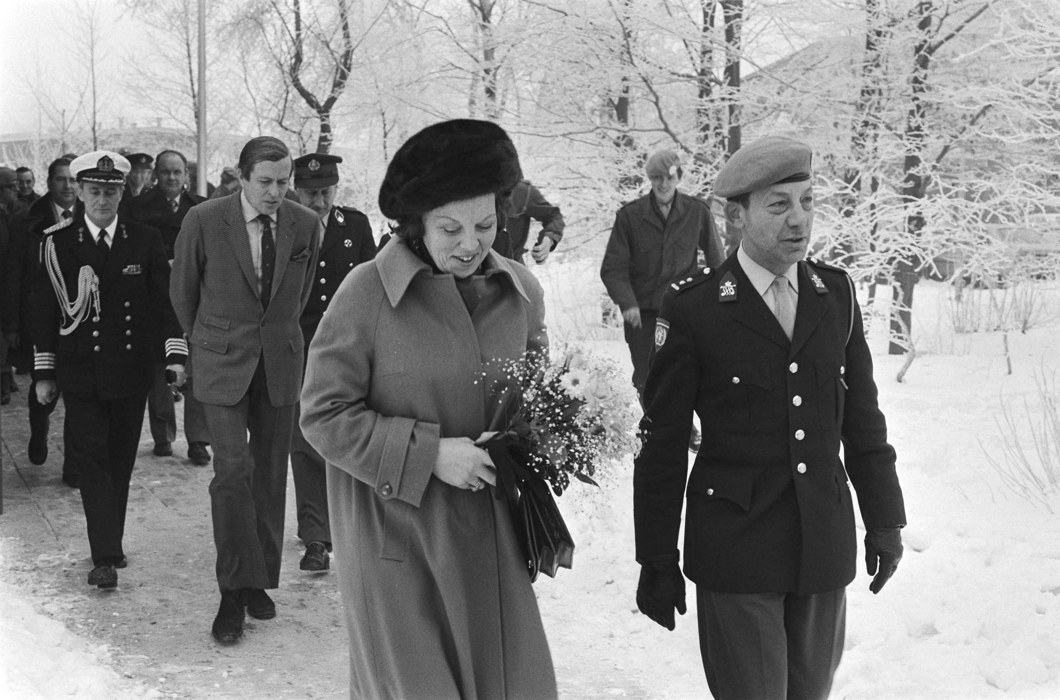 Prinses Beatrix en prins Claus bezoeken VN detachement voor Libanon in de Adolf van Nassau kazerne in Zuidlaren — Prinses Beatrix en prins Claus lopen met enige officieren over een pad — Foto: Suyk, Koen / Anefo. Licentie: Set B: Rechtenvrij / Publiek Domein. Bron: Nationaal Archief. http://hdl.handle.net/10648/acc4d01a-d0b4-102d-bcf8-003048976d84