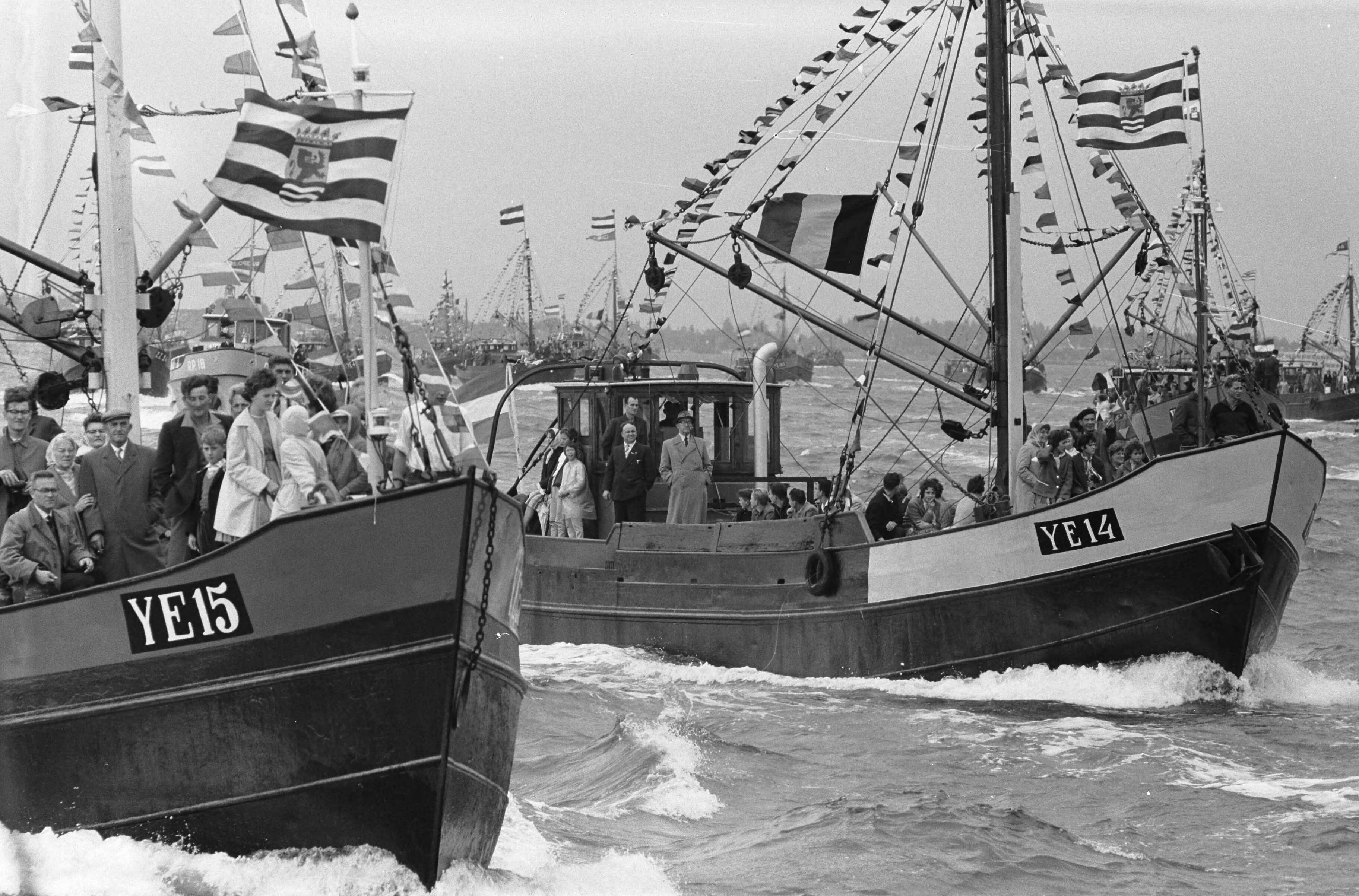 Fotocollectie Anefo — Oesterfeest in Yerseke. Uitvaren van de vloot — Foto: Pot, Harry / Anefo. Licentie: Set B: Rechtenvrij / Publiek Domein. Bron: Nationaal Archief. http://hdl.handle.net/10648/a9e19f9a-d0b4-102d-bcf8-003048976d84