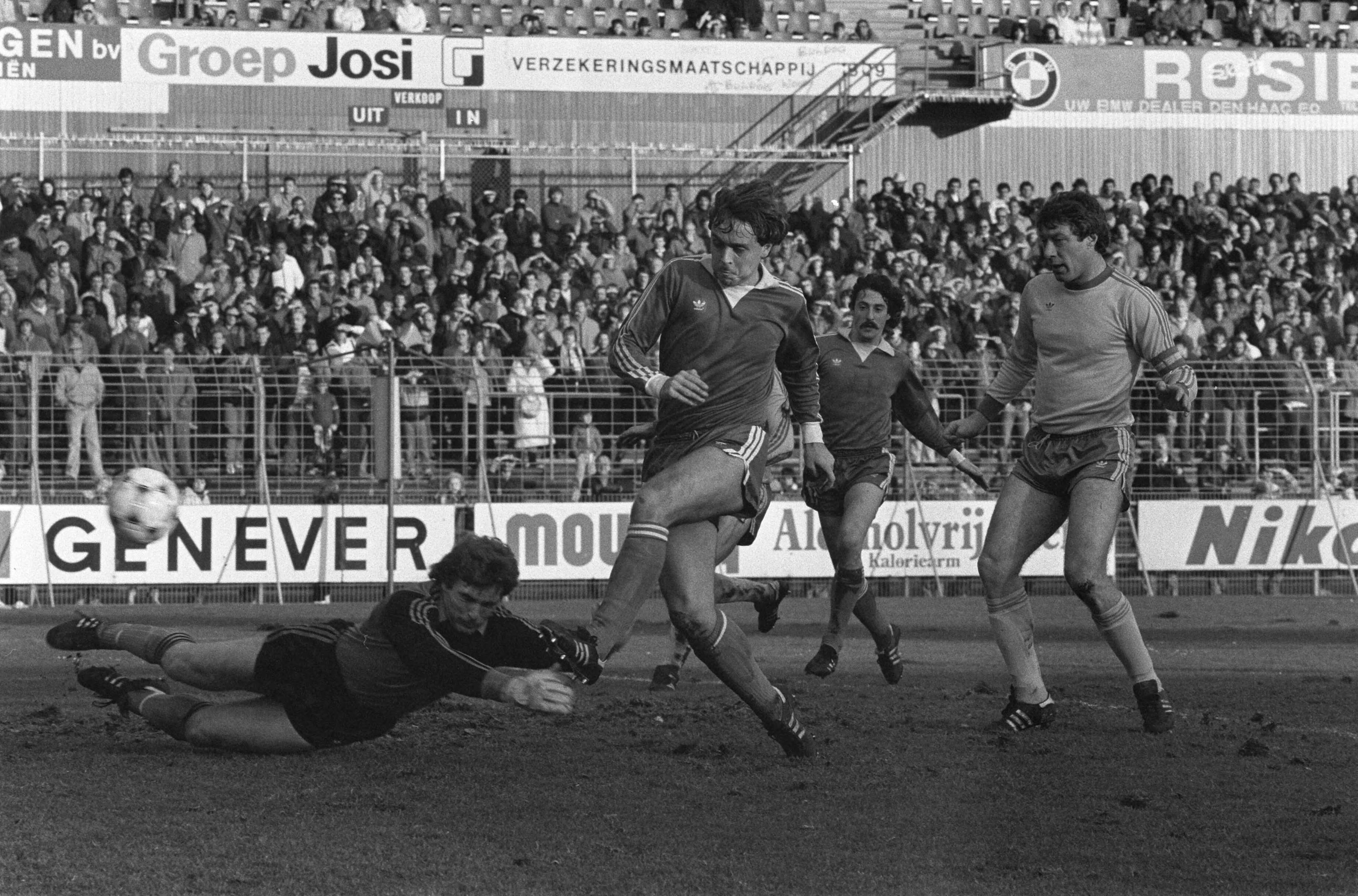 FC Den Haag tegen AZ 67 1-4 — Pier Tol scoort, doelman Havenaar duikt naar de bal, (rechts) Aad Mansveld — Foto: Antonisse, Marcel / Anefo. Licentie: Set B: Rechtenvrij / Publiek Domein. Bron: Nationaal Archief. http://hdl.handle.net/10648/ad0a8cea-d0b4-102d-bcf8-003048976d84