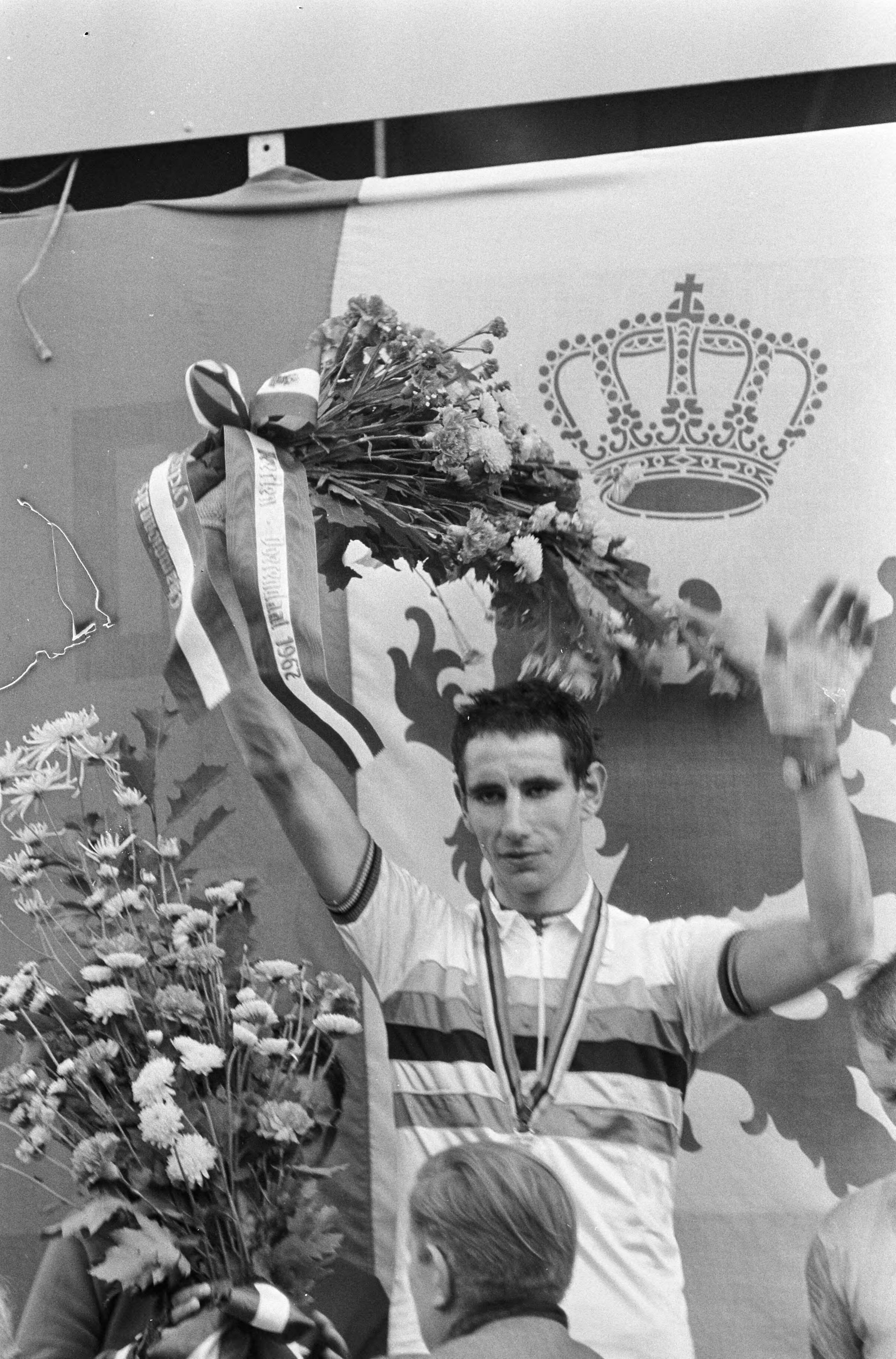 Fotocollectie Anefo — WK Wielrennen te Heerlen. Webb op podium — Foto: Nijs, Jac. de / Anefo. Licentie: Set B: Rechtenvrij / Publiek Domein. Bron: Nationaal Archief. http://hdl.handle.net/10648/ab25e74e-d0b4-102d-bcf8-003048976d84
