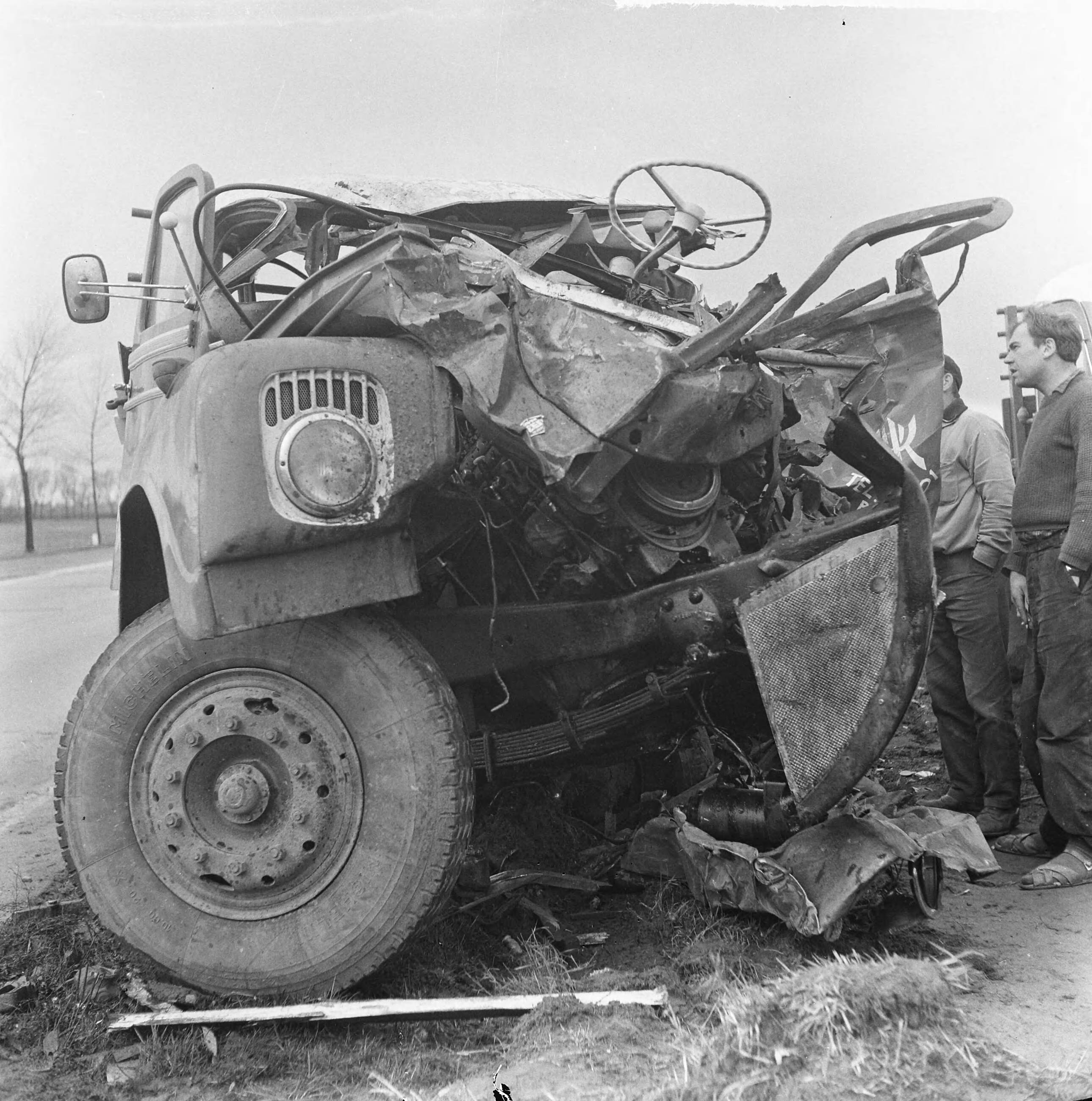 Fotocollectie Anefo — Auto-ongeluk op Rijksweg Amsterdam-Amersfoort ter hoogte van Baarn, overzicht ravage — Foto: Broers, F.N. / Anefo. Licentie: Set B: Rechtenvrij / Publiek Domein. Bron: Nationaal Archief. http://hdl.handle.net/10648/aa896e00-d0b4-102d-bcf8-003048976d84