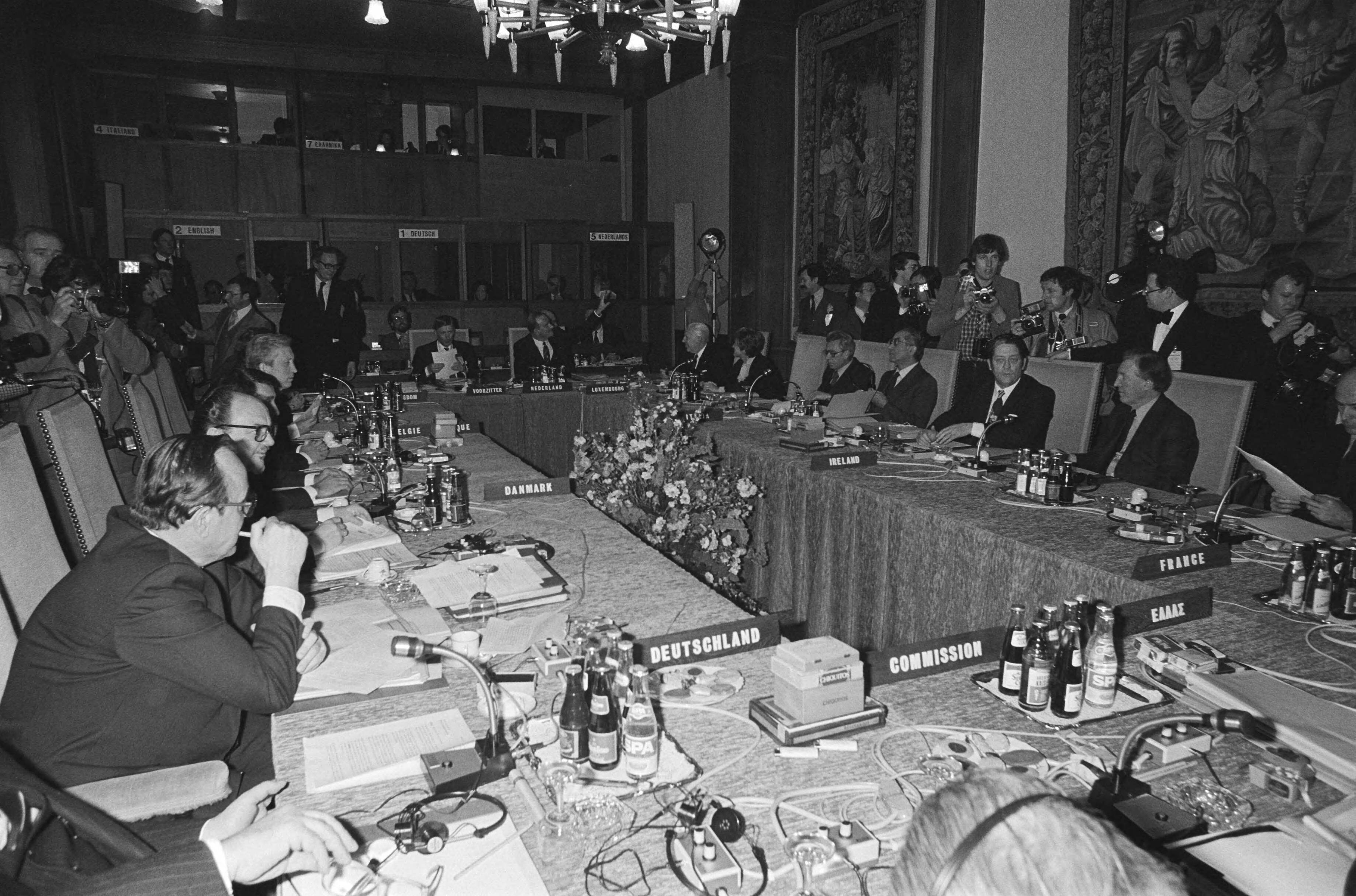 Fotocollectie Anefo — Europese Raad in Maastricht, overzicht van de conferentie — Foto: Croes, Rob C. / Anefo. Licentie: Set B: Rechtenvrij / Publiek Domein. Bron: Nationaal Archief. http://hdl.handle.net/10648/acf7cc68-d0b4-102d-bcf8-003048976d84