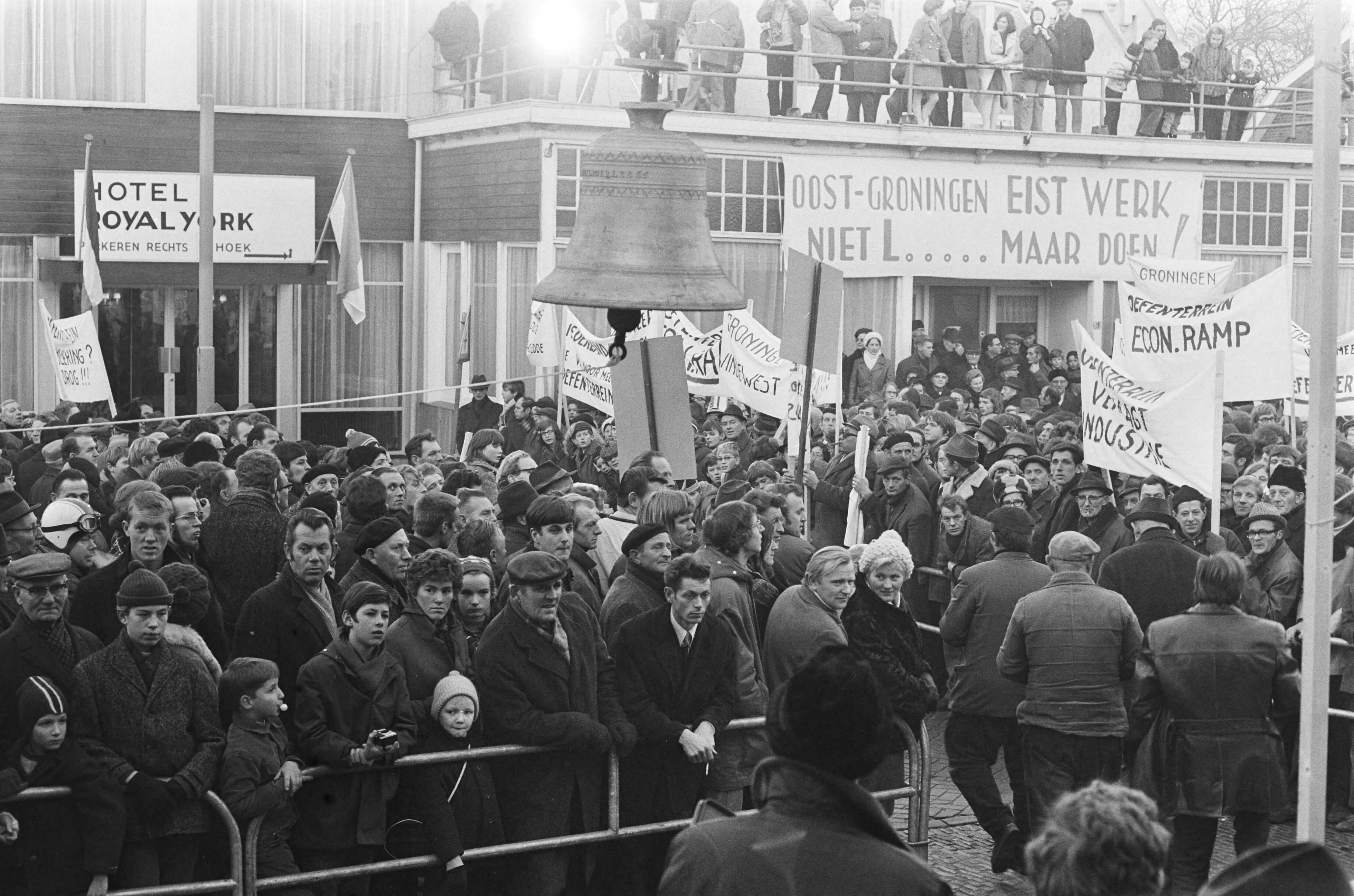Fotocollectie Anefo — Actie "Noodklok Oost-Groningen". 28 Kamerleden in Winschoten, Oost-Groningen, voor slecht economische situatie — Foto: Verhoeff, Bert / Anefo. Licentie: Set B: Rechtenvrij / Publiek Domein. Bron: Nationaal Archief. http://hdl.handle.net/10648/abb02332-d0b4-102d-bcf8-003048976d84