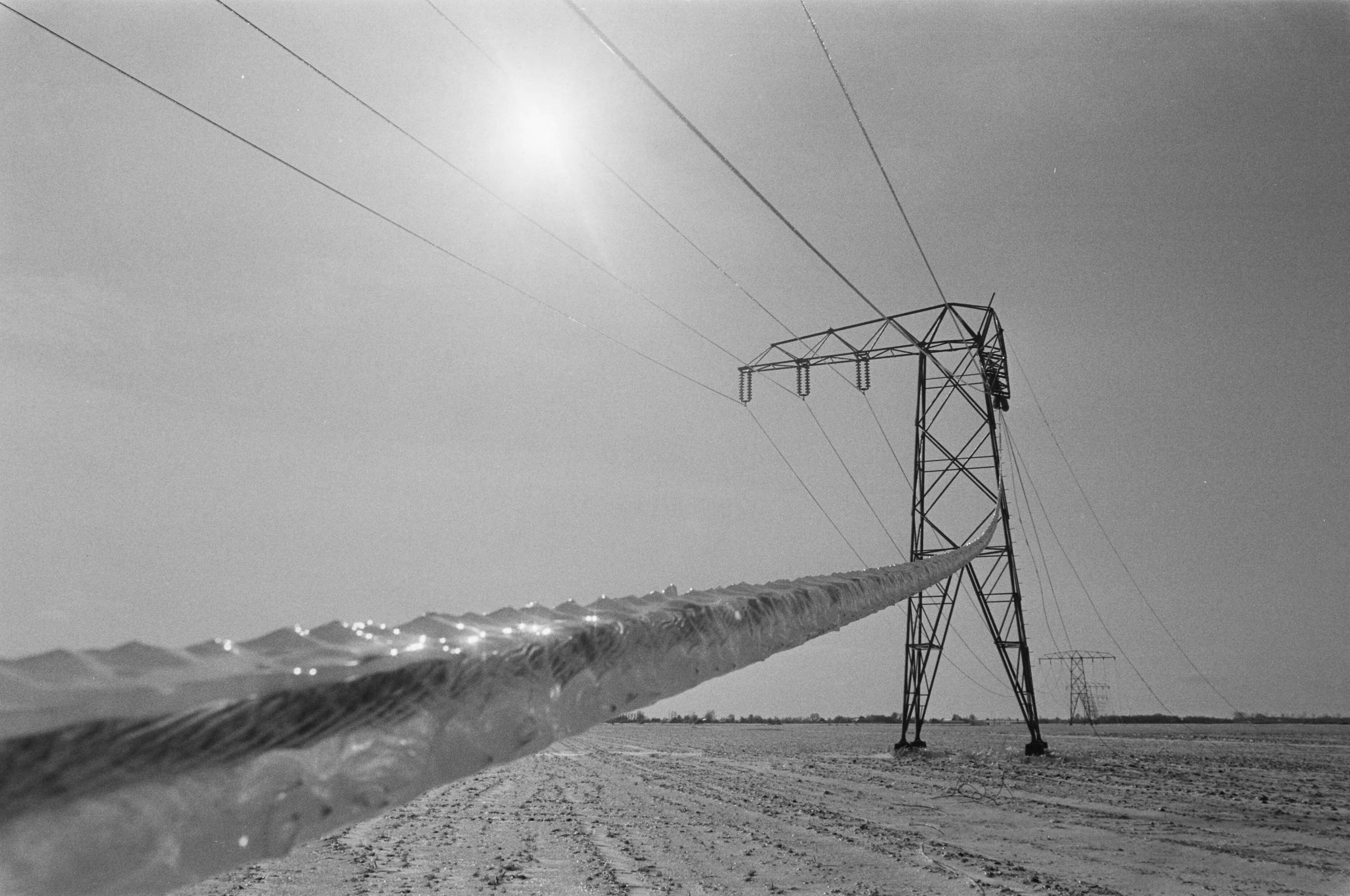 Fotocollectie Anefo — Overlast door ijzel in noorden van het land; beijzelde hoogspanningskabel bij Veendam — Foto: Bogaerts, Rob / Anefo. Licentie: Set B: Rechtenvrij / Publiek Domein. Bron: Nationaal Archief. http://hdl.handle.net/10648/ad5d78a6-d0b4-102d-bcf8-003048976d84