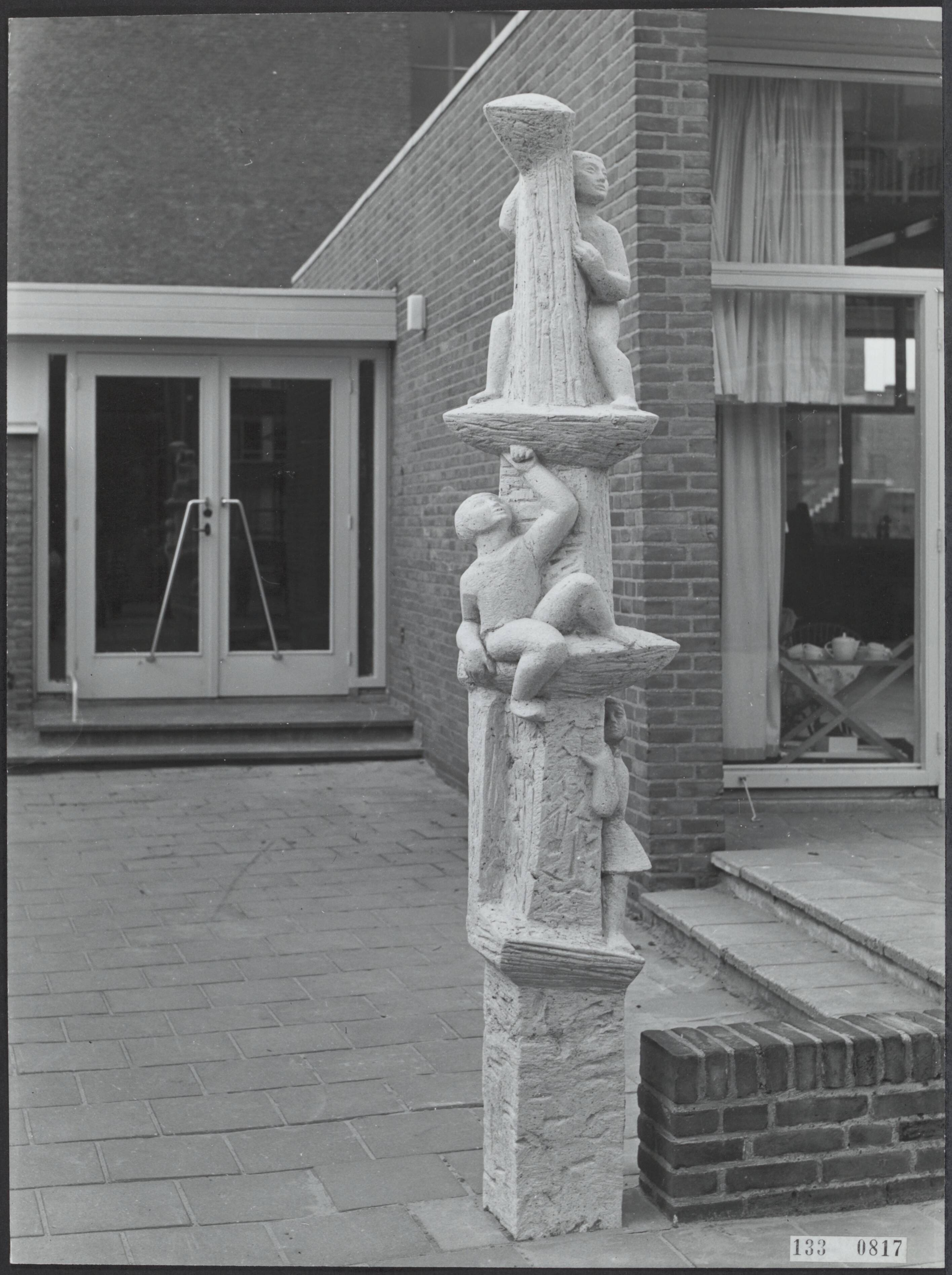 Fotocollectie Rijksvoorlichtingsdienst Eigen — Den Haag. Theresiastraat, Van Hoogstratenkleuterschool: beeld van Sybilla Krosch (geb. 1924) — Foto: Fotodienst Gemeente Den Haag. Licentie: Set B: Rechtenvrij / Publiek Domein. Bron: Nationaal Archief. http://hdl.handle.net/10648/af5aa0f2-d0b4-102d-bcf8-003048976d84