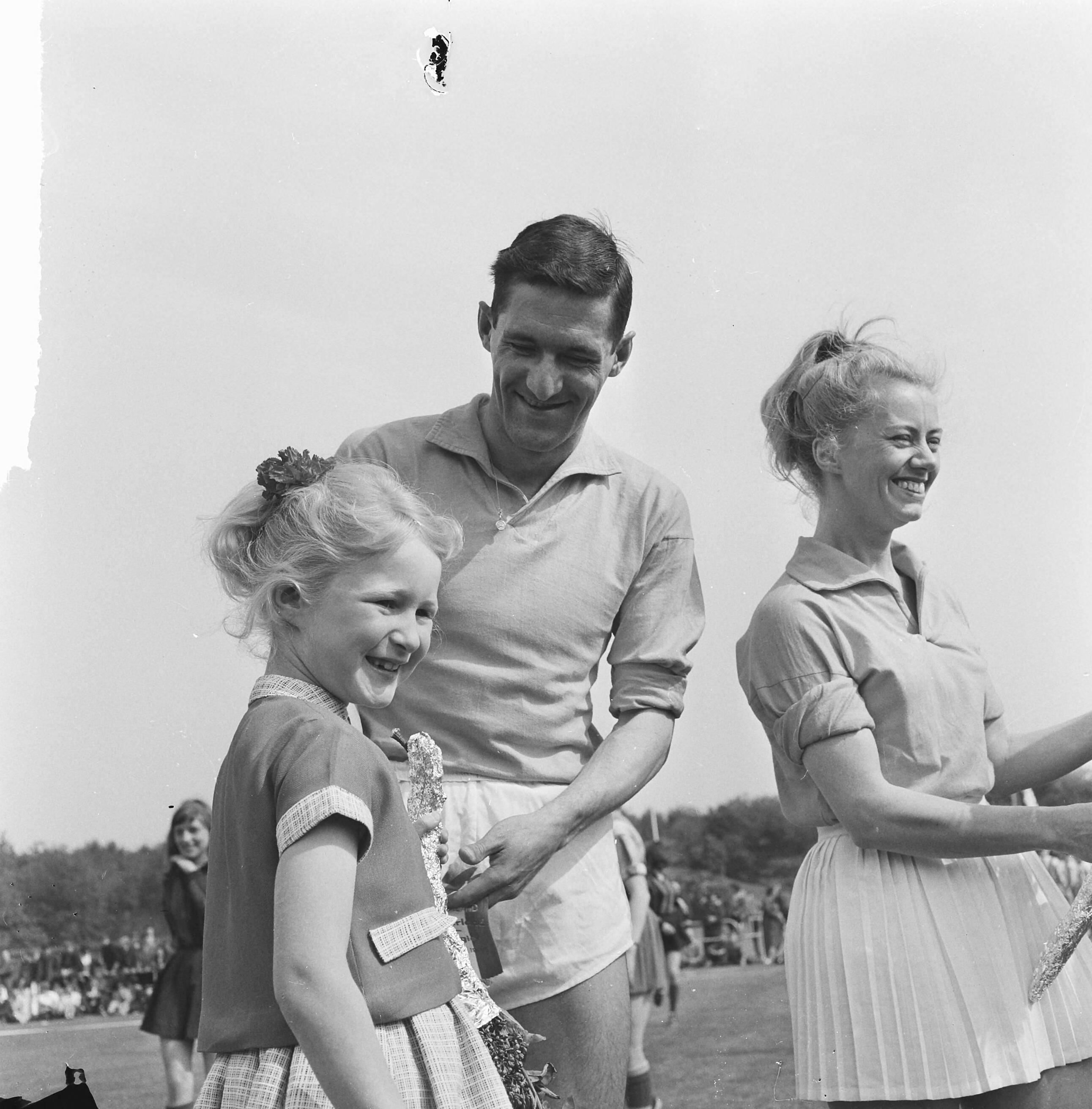 Fotocollectie Anefo — Korfbal. Nederland tegen België 8-2. Cees van Lunteren kreeg bloemen van zijn dochtertje voor zijn 25e interland — Foto: Kroon, Ron / Anefo. Licentie: Set B: Rechtenvrij / Publiek Domein. Bron: Nationaal Archief. http://hdl.handle.net/10648/aaa9bb42-d0b4-102d-bcf8-003048976d84