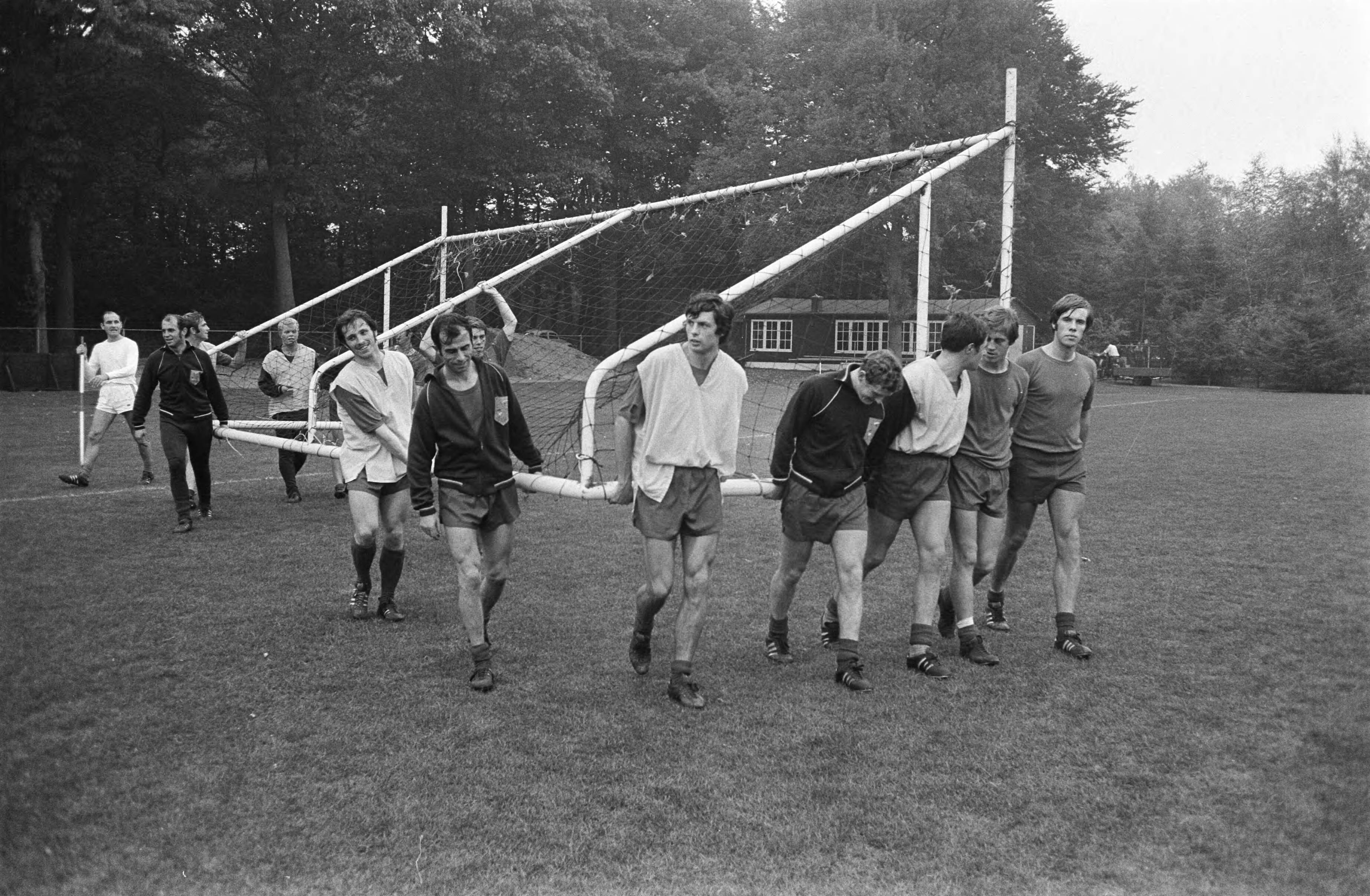 Fotocollectie Anefo — Training Nederlands elftal in Zeist. De training — Foto: Koch, Eric / Anefo. Licentie: Set B: Rechtenvrij / Publiek Domein. Bron: Nationaal Archief. http://hdl.handle.net/10648/ab7de624-d0b4-102d-bcf8-003048976d84