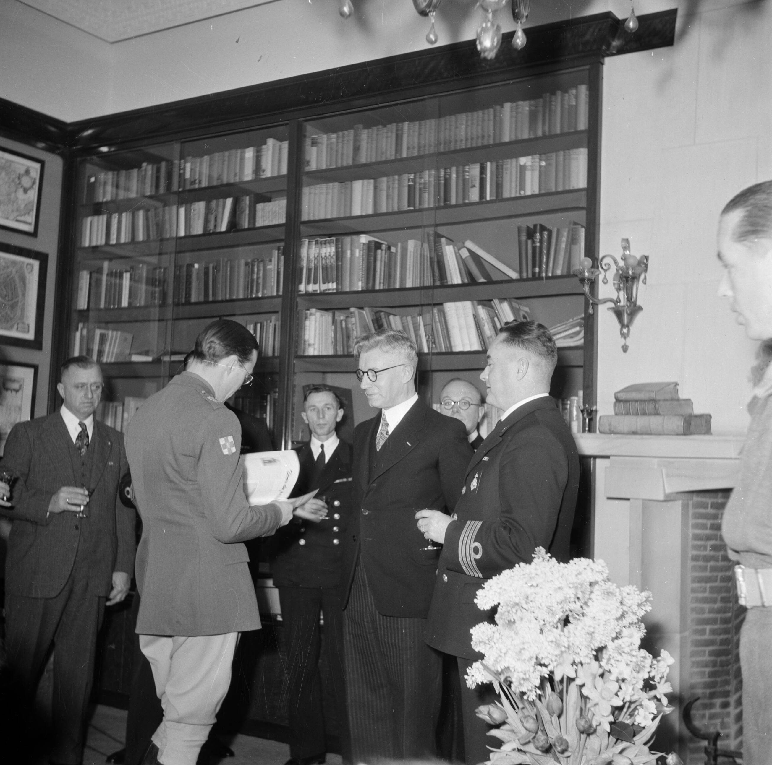De koninklijke familie op paleis Soestdijk — Verjaardag prinses Margriet. Prins Bernhard in gesprek met de delegatie van koopvaardij-personeel — Foto: Poll, Willem van de. Licentie: Set B: Rechtenvrij / Publiek Domein. Bron: Nationaal Archief. http://hdl.handle.net/10648/aee9ac62-d0b4-102d-bcf8-003048976d84