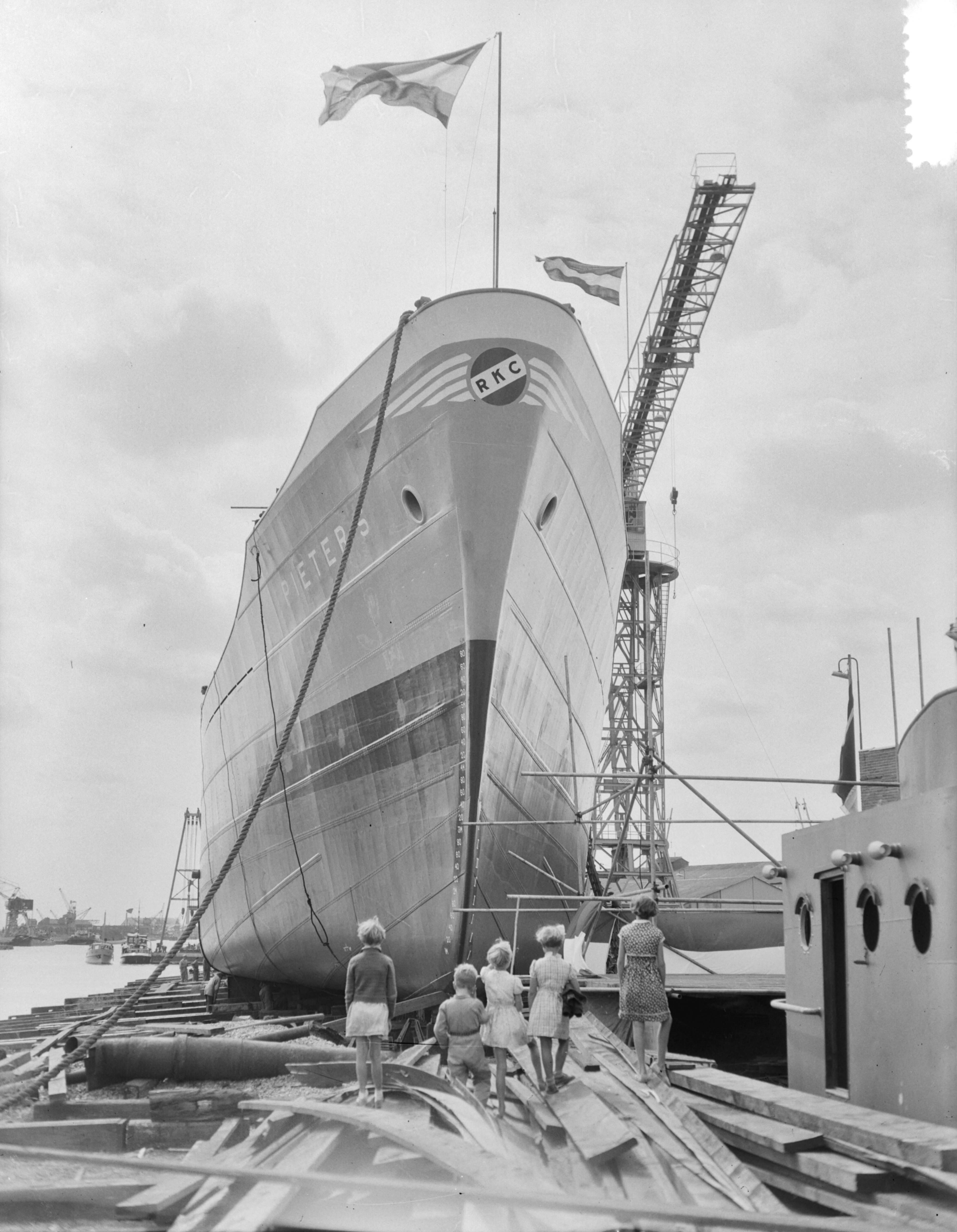 Fotocollectie Anefo — Tewaterlating van motorschip "Pieter S.", gebouw voor de Rotterdamse Kolencentrale bij de N.V. Terneuzense Scheepsbouwmaatschappij — Foto: Duinen, G.W. van / Anefo. Licentie: Set B: Rechtenvrij / Publiek Domein. Bron: Nationaal Archief. http://hdl.handle.net/10648/a91148f4-d0b4-102d-bcf8-003048976d84