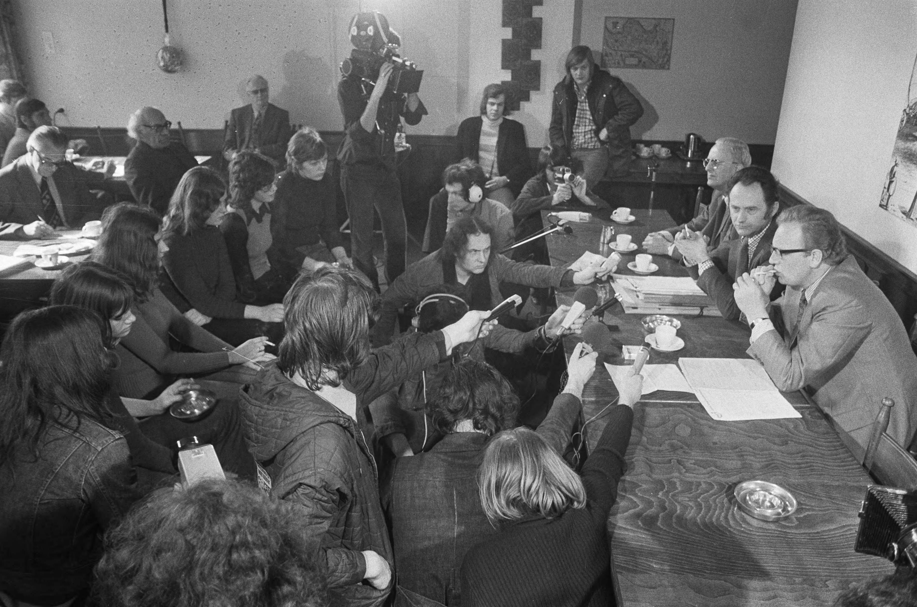 Fotocollectie Anefo — Werkende jongeren demonstreren op Binnenhof in Den Haag overzicht demonstratie — Foto: Peters, Hans / Anefo. Licentie: Set B: Rechtenvrij / Publiek Domein. Bron: Nationaal Archief. http://hdl.handle.net/10648/ac46ad98-d0b4-102d-bcf8-003048976d84