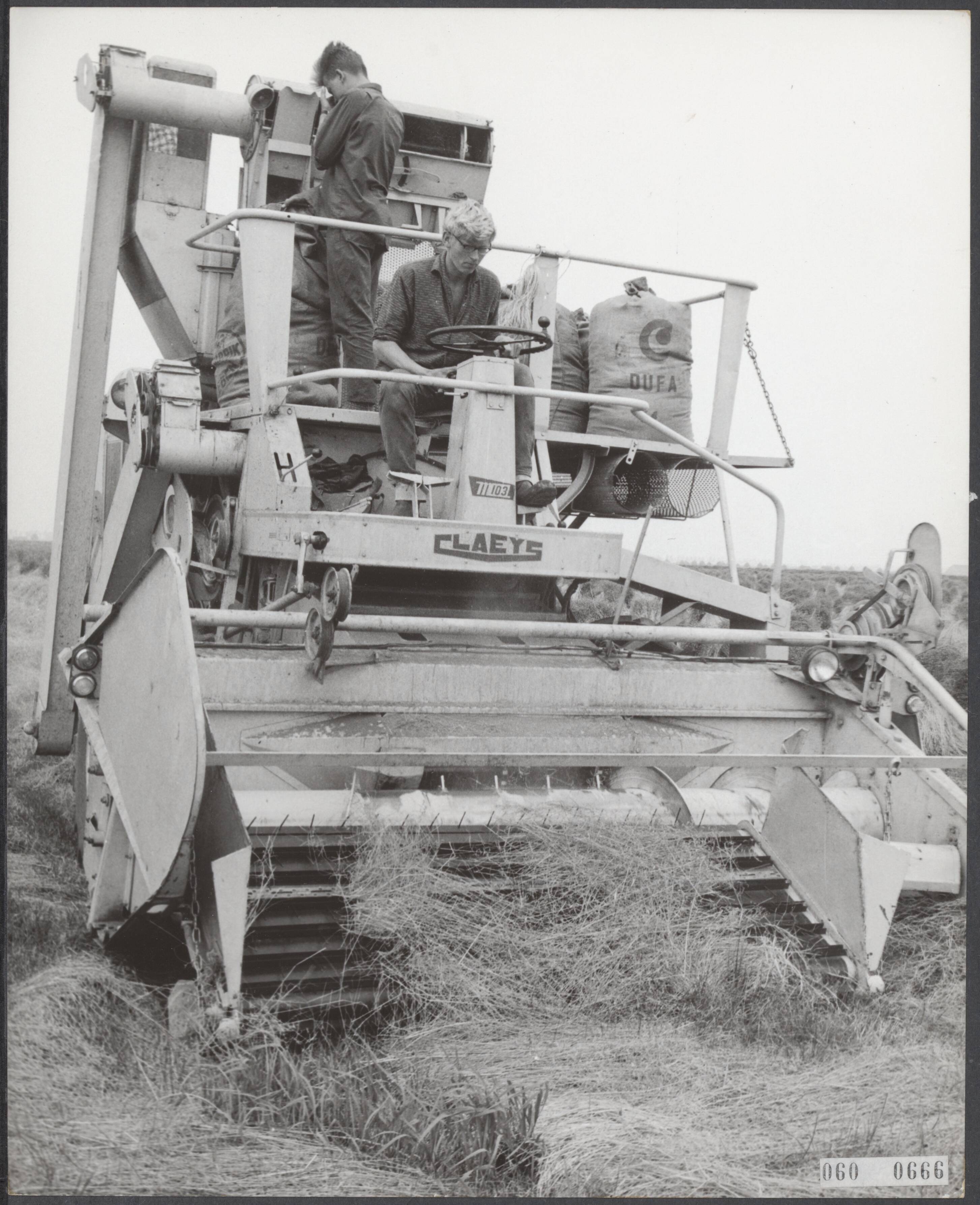 Fotocollectie Elsevier Binnenland — Binnenhalen van de vlasoogst bij Aalsmeer — Foto: Nijs, Jac. de / Anefo. Licentie: Set B: Rechtenvrij / Publiek Domein. Bron: Nationaal Archief. http://hdl.handle.net/10648/ae0df938-d0b4-102d-bcf8-003048976d84