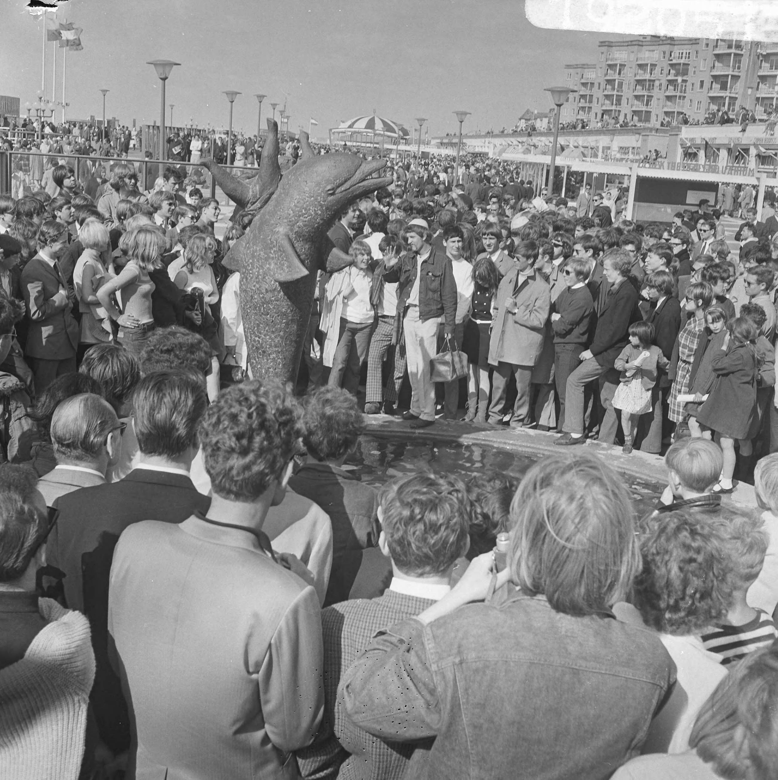 Fotocollectie Anefo — Haagse provos houden protestmeeting bij Flipper-beeldje Scheveningse promenade — Foto: Voets, Jan / Anefo. Licentie: Set B: Rechtenvrij / Publiek Domein. Bron: Nationaal Archief. http://hdl.handle.net/10648/aaec8b7a-d0b4-102d-bcf8-003048976d84