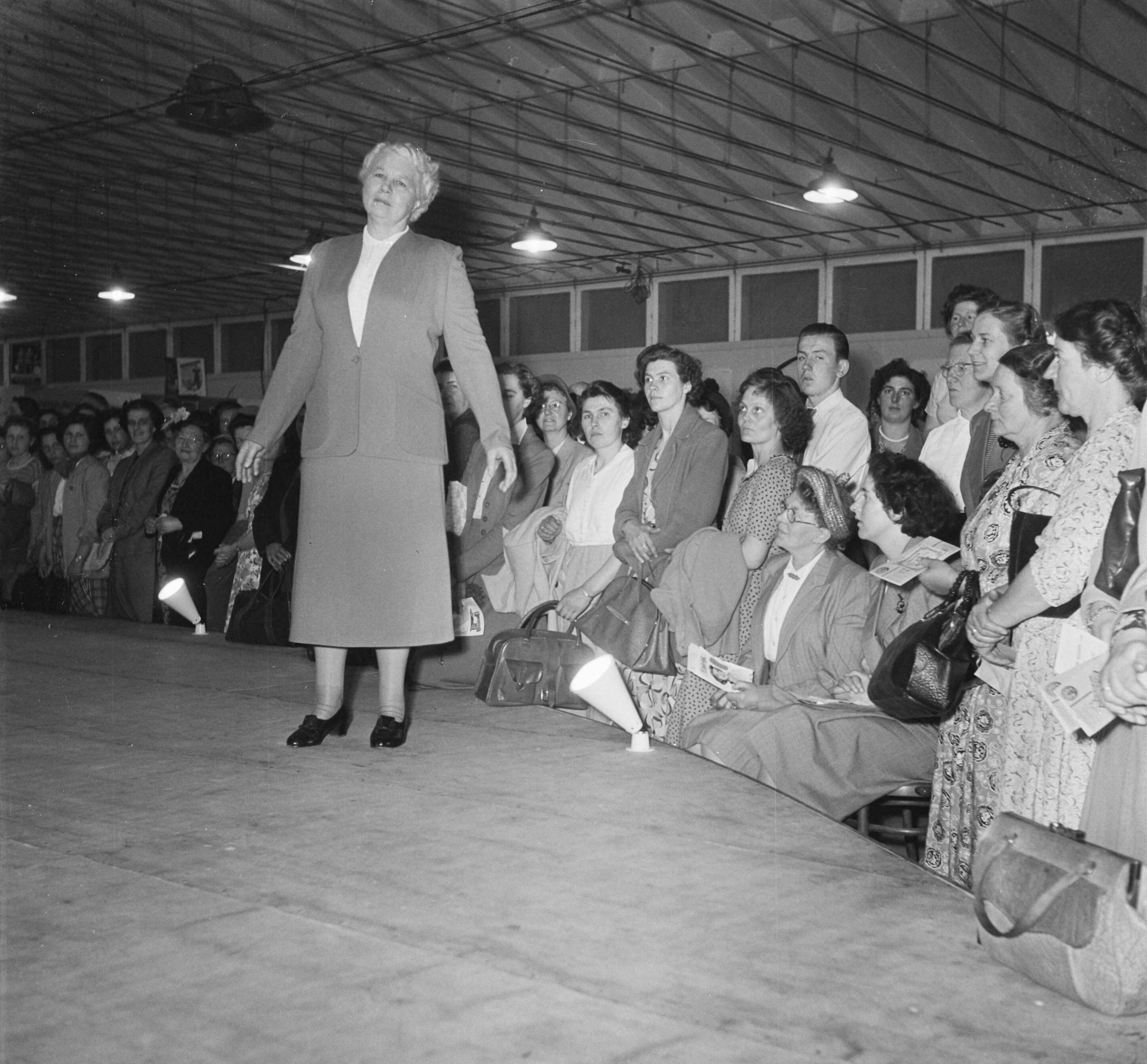 Landbouwtentoonstelling Utrecht (1952) — Landbouwtentoonstelling Utrecht. Modeshow — Foto: Noske, J.D. / Anefo. Licentie: Set B: Rechtenvrij / Publiek Domein. Bron: Nationaal Archief. http://hdl.handle.net/10648/a8f90d8e-d0b4-102d-bcf8-003048976d84