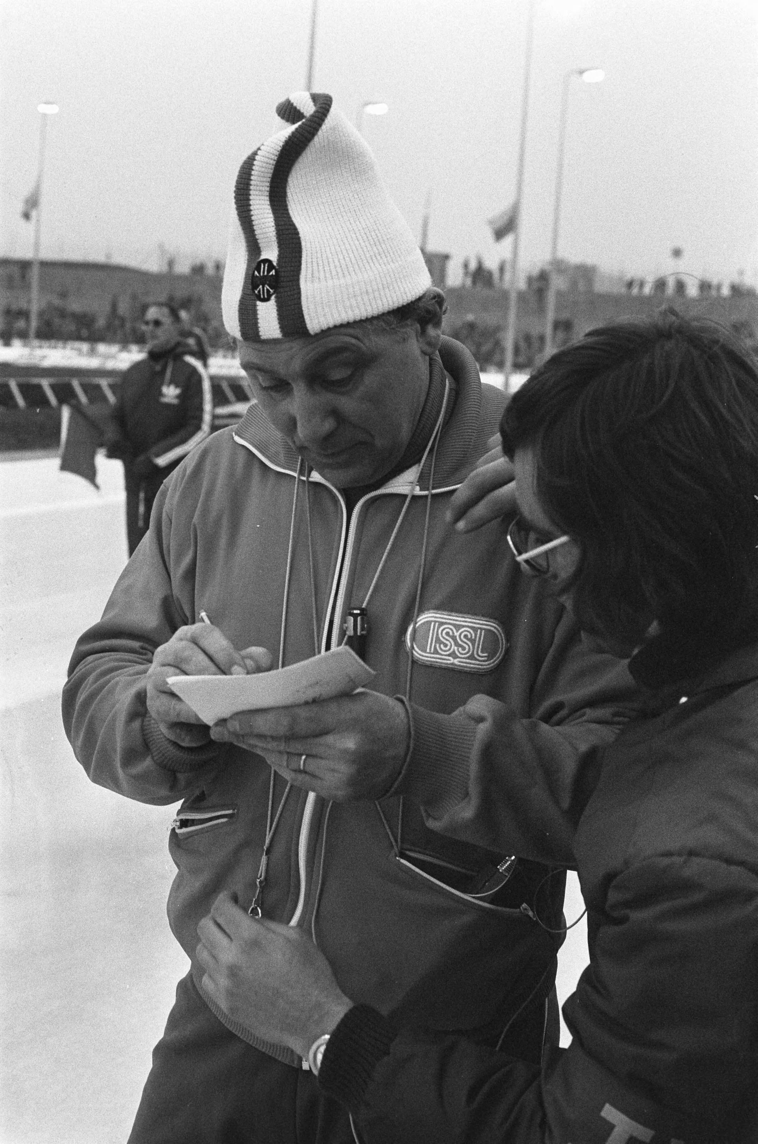 Fotocollectie Anefo — Schaatswedstrijden voor eerste ISSL World Cup voor prof op De Uithof in Den Haag , nummer 10 Anton Huiskes , trainer (kop) — Foto: Verhoeff, Bert / Anefo. Licentie: Set B: Rechtenvrij / Publiek Domein. Bron: Nationaal Archief. http://hdl.handle.net/10648/ac21c834-d0b4-102d-bcf8-003048976d84
