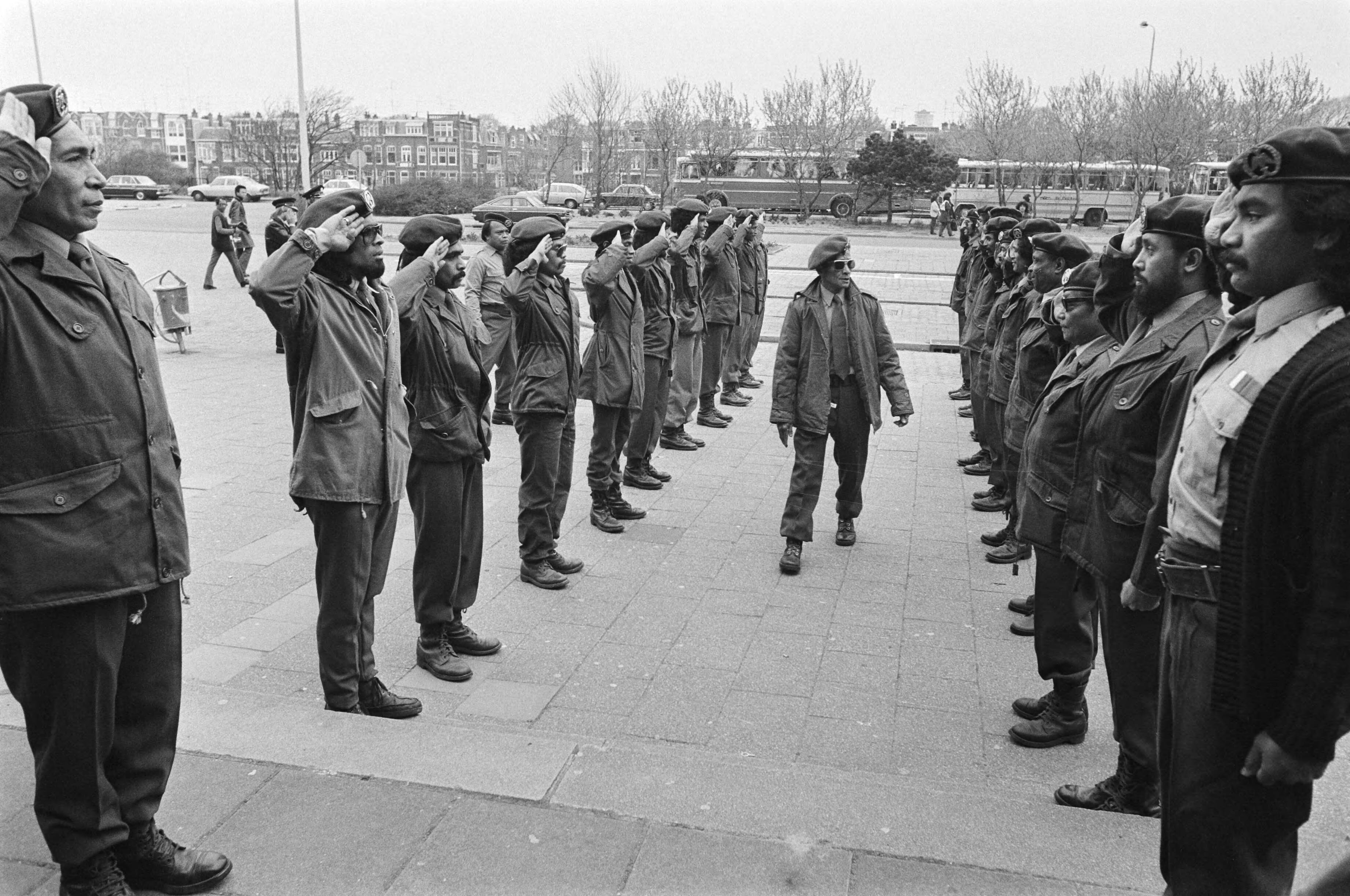 Zuid-Molukkers herdenken in Den Haag hun onafhankelijkheidsproclamatie van 25 april 1950 — De geüniformeerde erewacht van e RMS staat opgesteld voor de Houtrusthallen — Foto: Peters, Hans / Anefo. Licentie: Set B: Rechtenvrij / Publiek Domein. Bron: Nationaal Archief. http://hdl.handle.net/10648/ac9a6c1c-d0b4-102d-bcf8-003048976d84