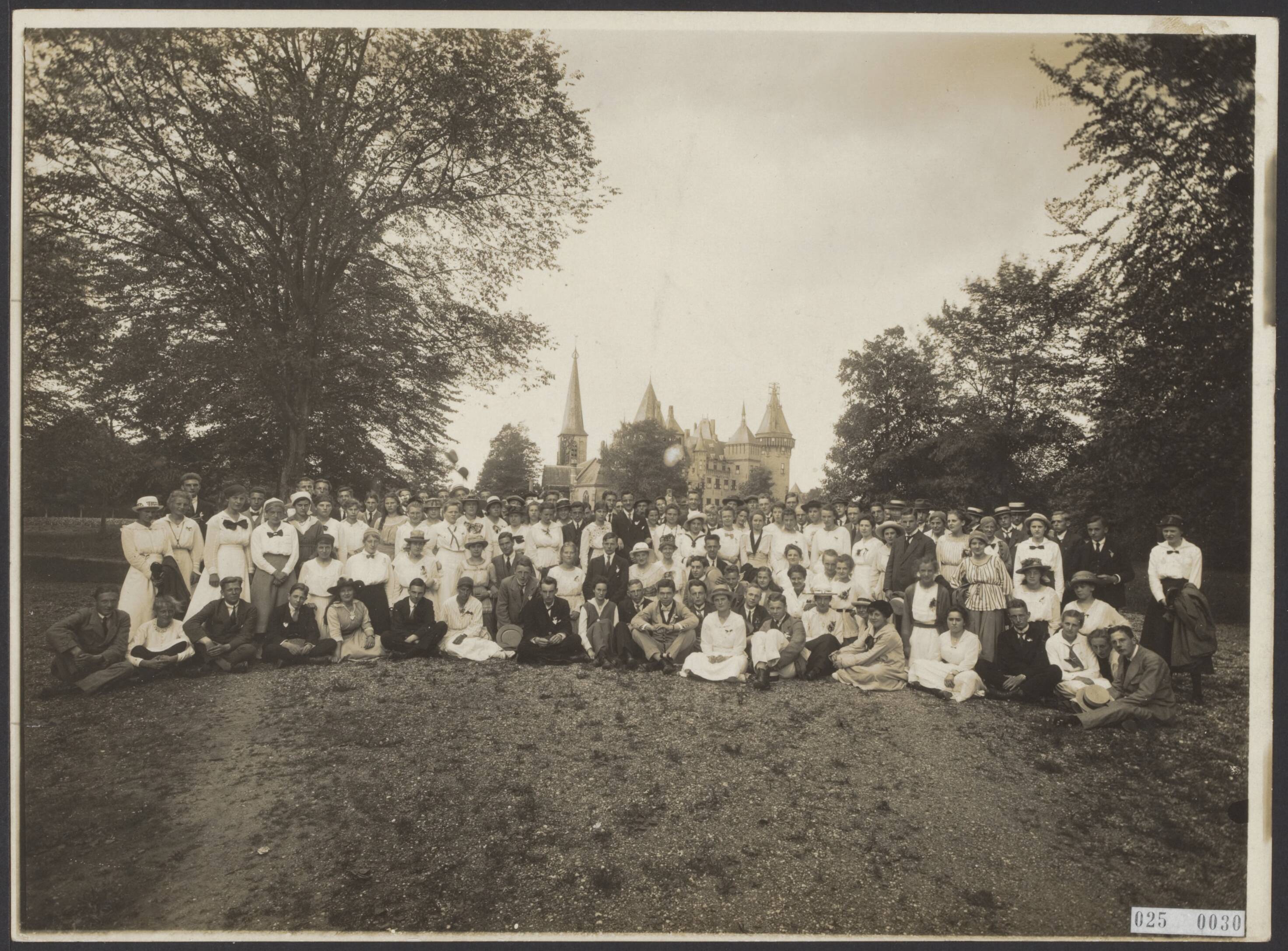 Fotocollectie Elsevier Binnenland — Groep gymnasiasten brengt bezoek aan kasteel Haarzuilens te Vleuten — Foto: N.V. Vereenigde Fotobureaux. Licentie: Set B: Rechtenvrij / Publiek Domein. Bron: Nationaal Archief. http://hdl.handle.net/10648/add9562e-d0b4-102d-bcf8-003048976d84