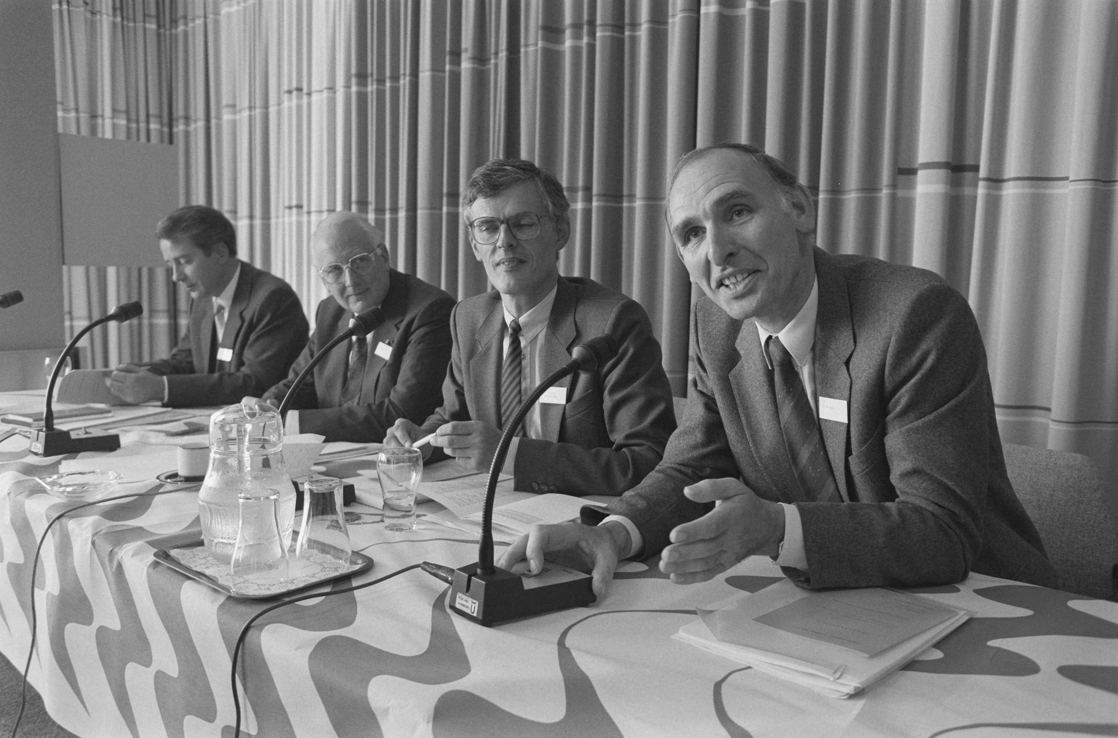 Fotocollectie Anefo — Congres Onderwijsrecht in Utrecht; v.l.n.r. prof. Koekoek drs. De Haan en Prof. Drop + opdracht Stichting Bijzondere Leerstoel Onderwijsrecht / — Foto: Croes, Rob C. / Anefo. Licentie: Set B: Rechtenvrij / Publiek Domein. Bron: Nationaal Archief. http://hdl.handle.net/10648/ad649546-d0b4-102d-bcf8-003048976d84