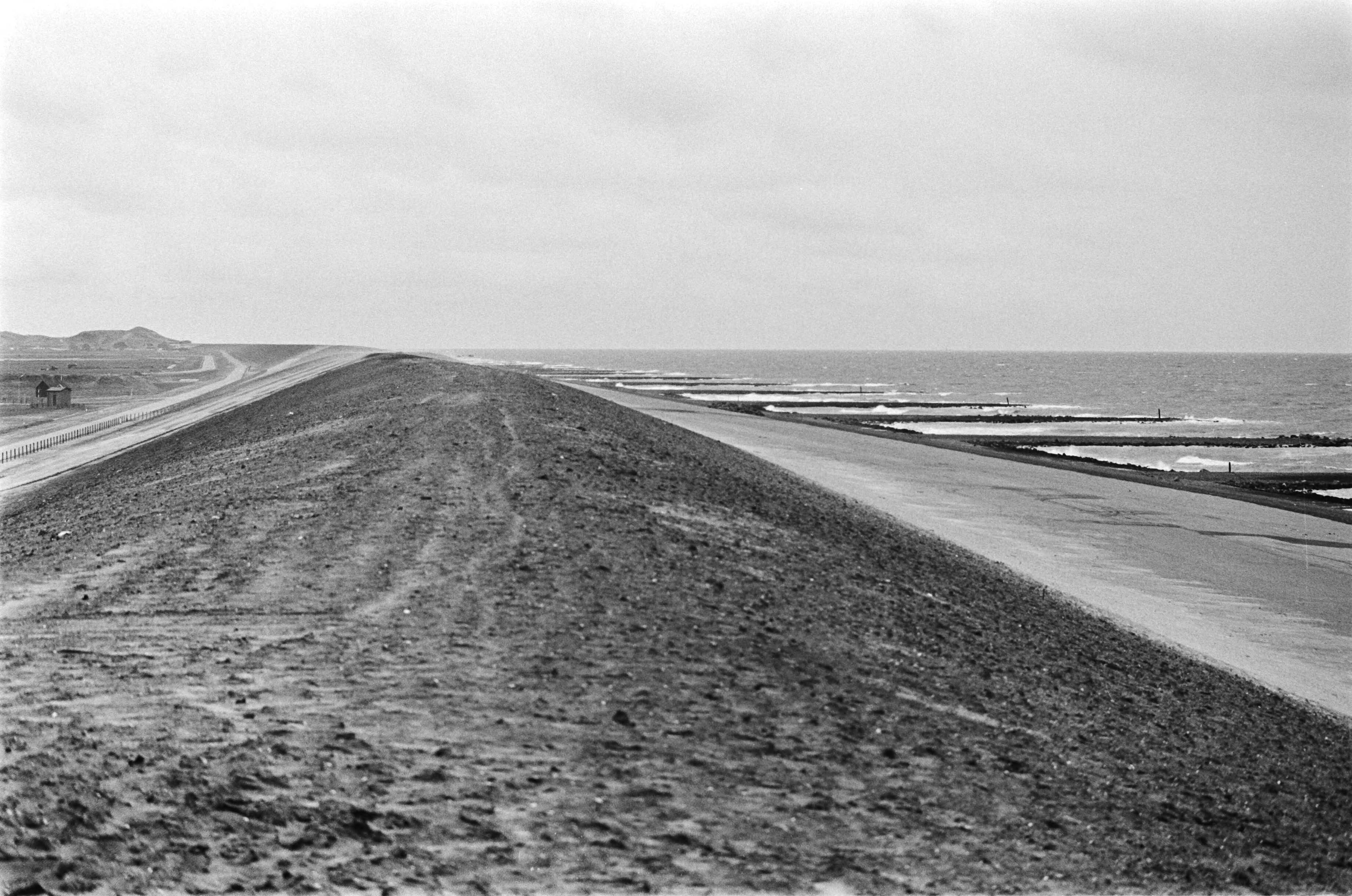 Fotocollectie Anefo — Verhoging Hondsbossche zeewering bij Petten op Delta-hoogte in 4 jaar tot 11,5 meter boven zee-oppervlak voltooid, uitzicht op de Hondsbossche zeewering — Foto: Croes, Rob C. / Anefo. Licentie: Set B: Rechtenvrij / Publiek Domein. Bron: Nationaal Archief. http://hdl.handle.net/10648/acf75bd4-d0b4-102d-bcf8-003048976d84