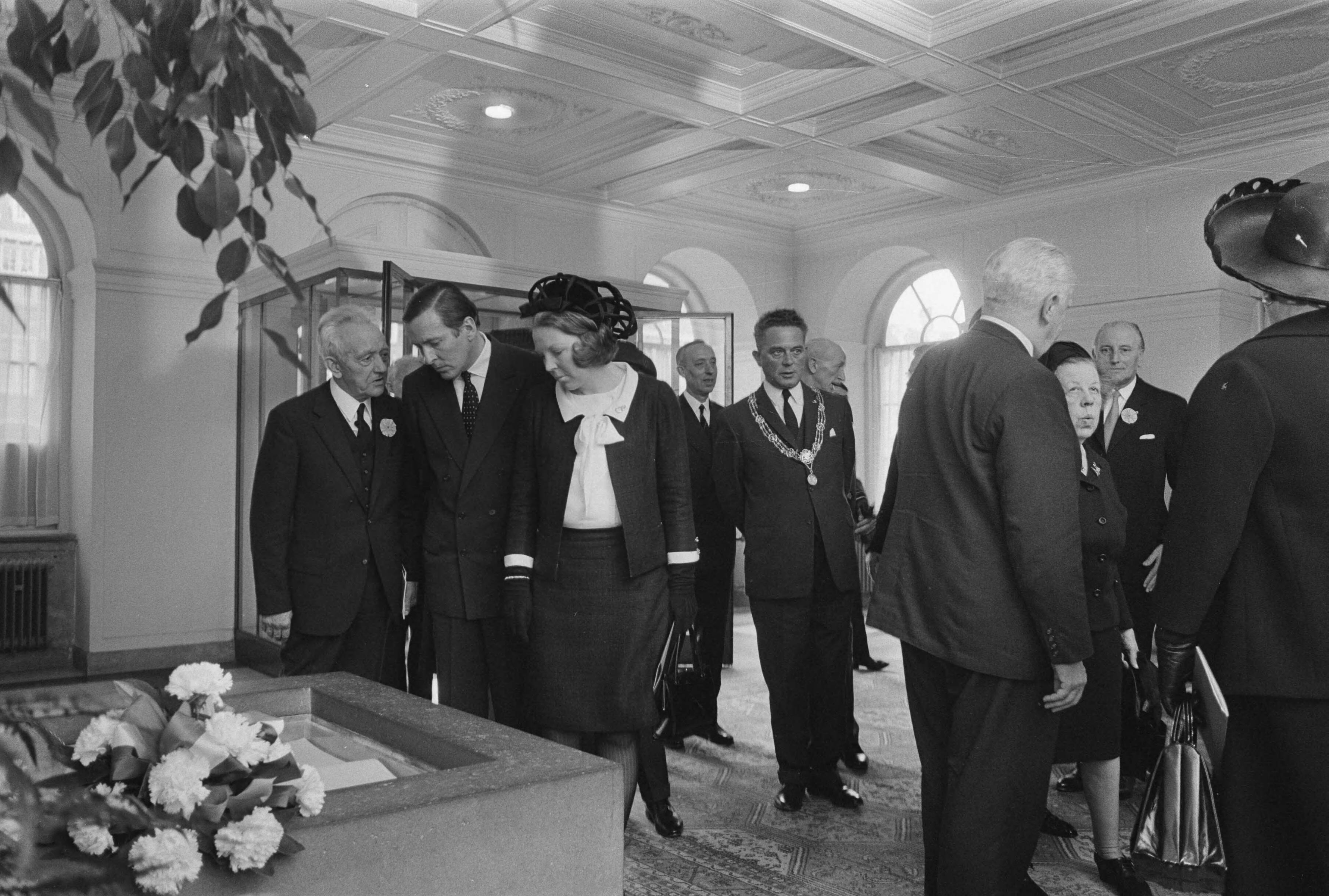Fotocollectie Anefo — Koninklijke familie bij Nationale dodenherdenking in Ridderzaal, Den Haag ; Koninklijke familie bij gedenkboek gevallenen, Van Thiel — Foto: Koch, Eric / Anefo. Licentie: Set B: Rechtenvrij / Publiek Domein. Bron: Nationaal Archief. http://hdl.handle.net/10648/ab960a10-d0b4-102d-bcf8-003048976d84