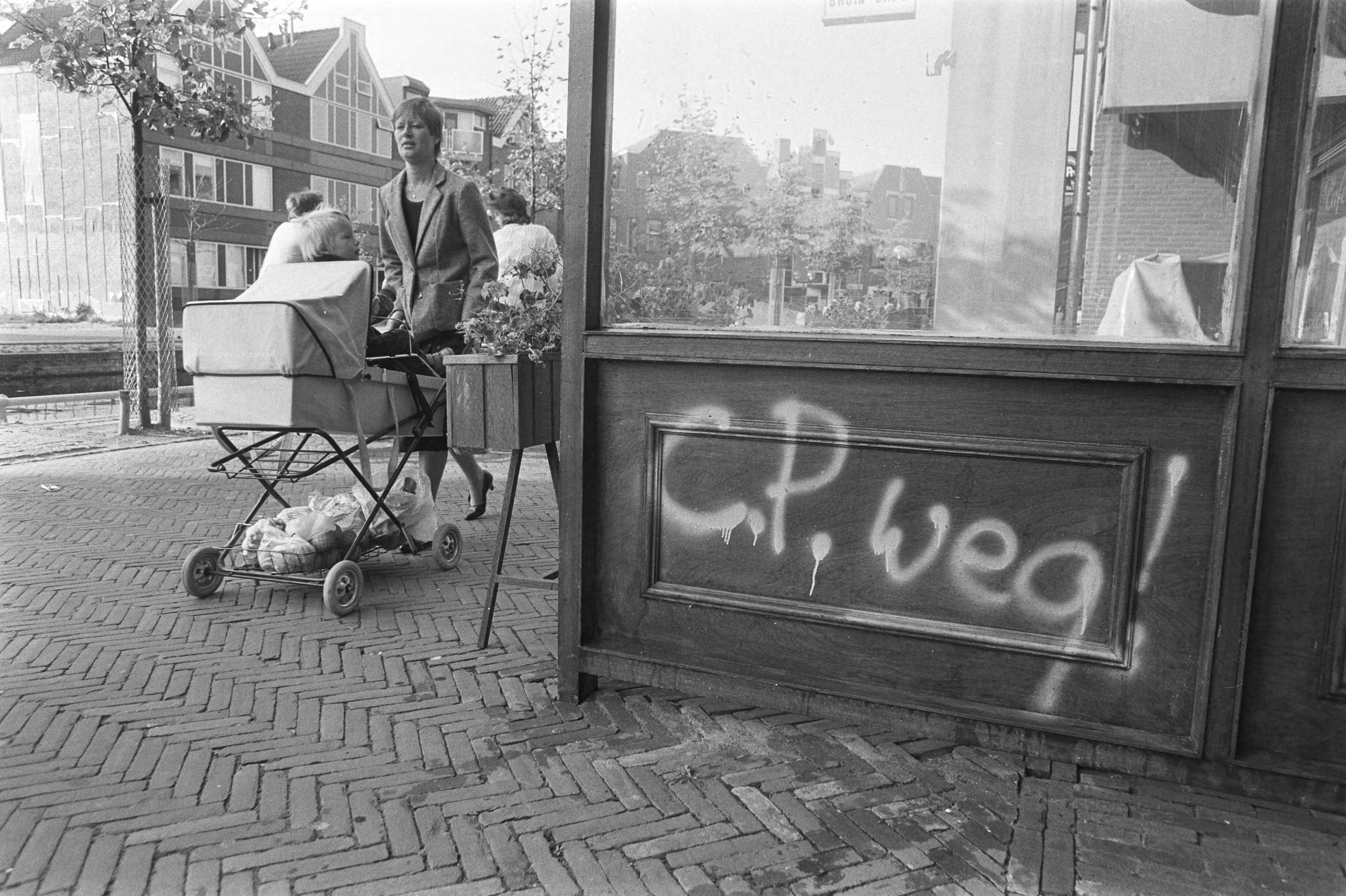 Leuzen op muren tegen Centrumpartij in Almere na gemeenteraadsverkiezingen — verkiezingen|gevels|politieke partijen|vandalisme|rechts-extremisme|Centrumpartij|Almere|Flevoland — Foto: Antonisse, Marcel / Anefo. Licentie: Set B: Rechtenvrij / Publiek Domein. Bron: Nationaal Archief. http://hdl.handle.net/10648/ad2e4464-d0b4-102d-bcf8-003048976d84