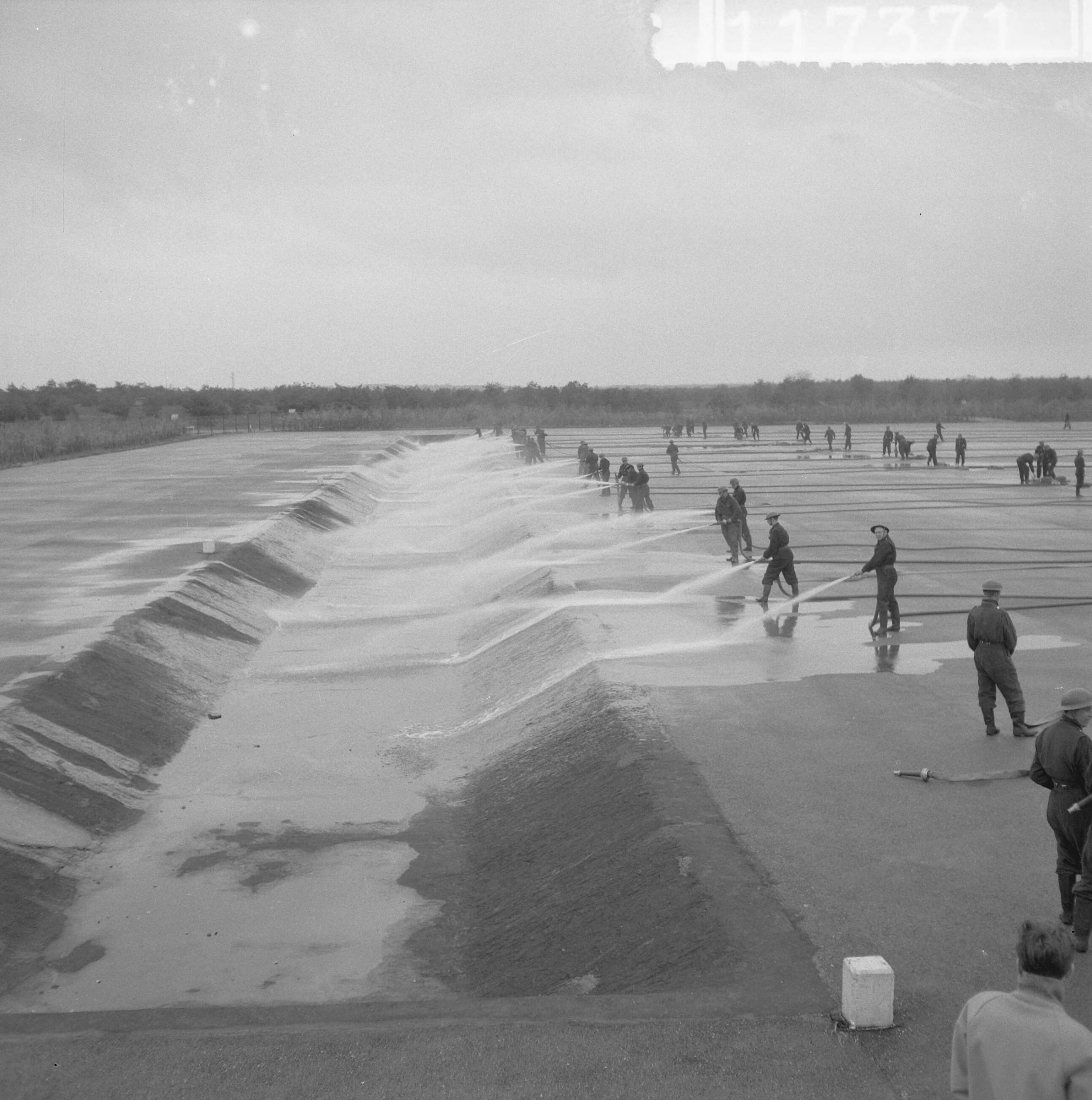 Fotocollectie Anefo — Oefening Korps Mobiele Colonnes in kamp Crailo bij Laren (N.H.), brandweerdemonstratie (opdracht Trouw) — Foto: Lindeboom, Henk / Anefo. Licentie: Set B: Rechtenvrij / Publiek Domein. Bron: Nationaal Archief. http://hdl.handle.net/10648/a9bdb8dc-d0b4-102d-bcf8-003048976d84