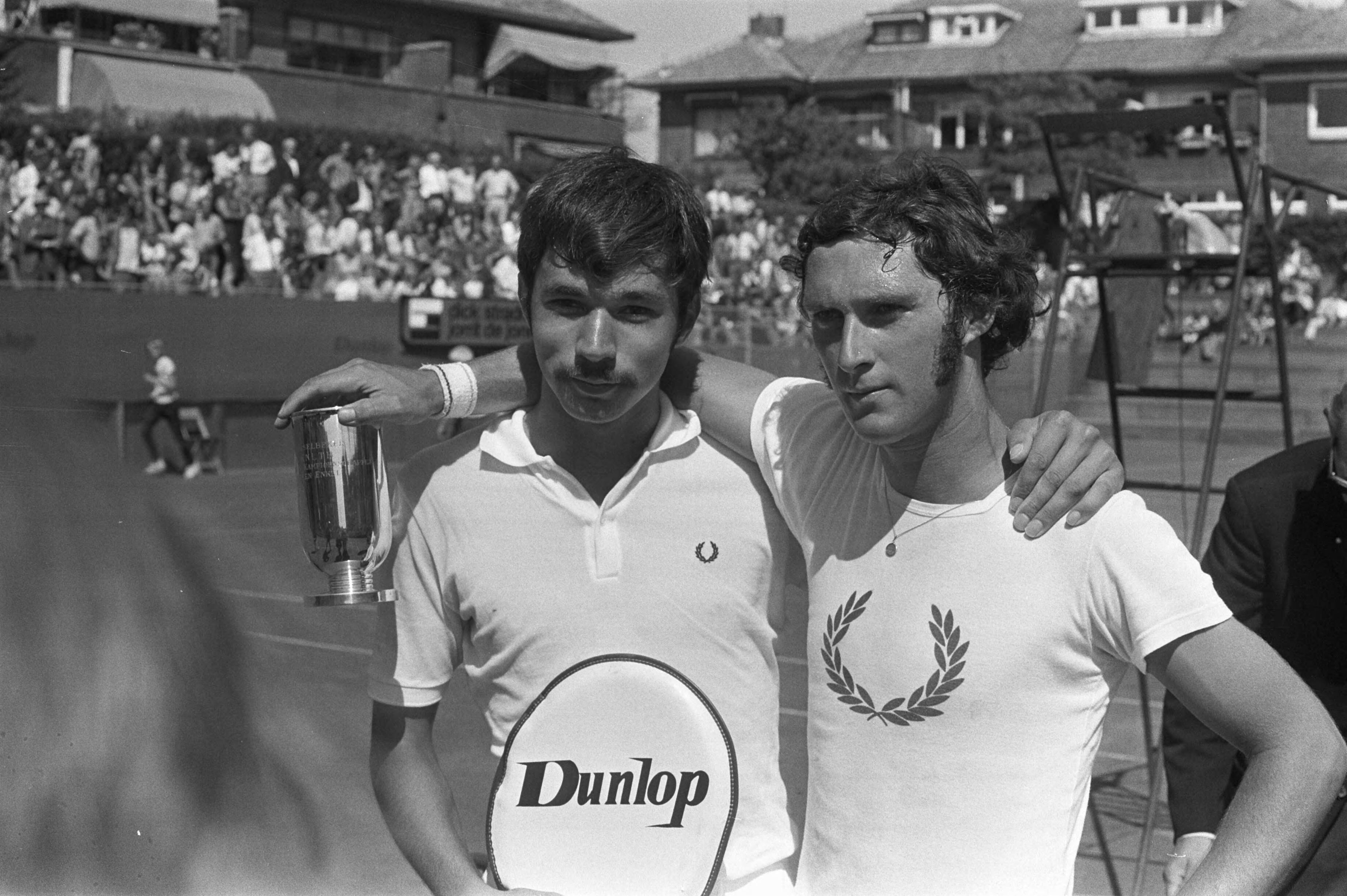 Fotocollectie Anefo — Nederlandse Tenniskampioenschappen te Scheveningen, Rolf Thung (links) met Jan Hordijk — Foto: Punt, W. / Anefo. Licentie: Set B: Rechtenvrij / Publiek Domein. Bron: Nationaal Archief. http://hdl.handle.net/10648/abf2e4c4-d0b4-102d-bcf8-003048976d84