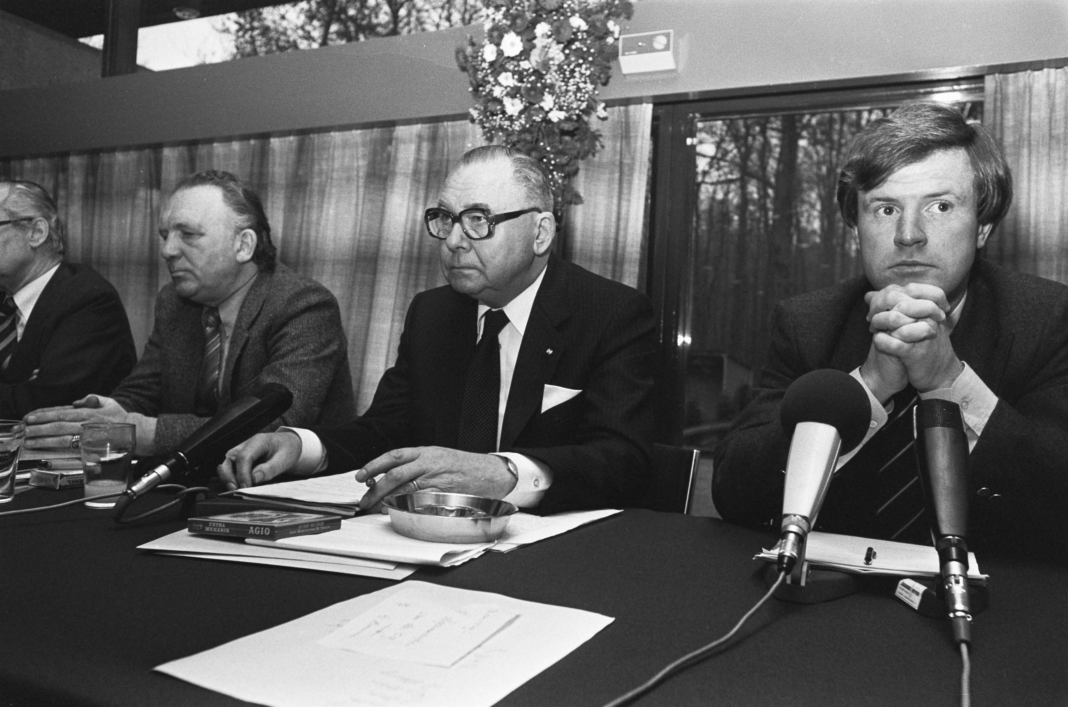 Fotocollectie Anefo — KNVB-Bondsvergadering in Zeist, 25 v.l.n.r. Van Mark, Meuleman, Vilé, 26 demonstranten in de zaal — Foto: Bogaerts, Rob / Anefo. Licentie: Set B: Rechtenvrij / Publiek Domein. Bron: Nationaal Archief. http://hdl.handle.net/10648/acf02954-d0b4-102d-bcf8-003048976d84