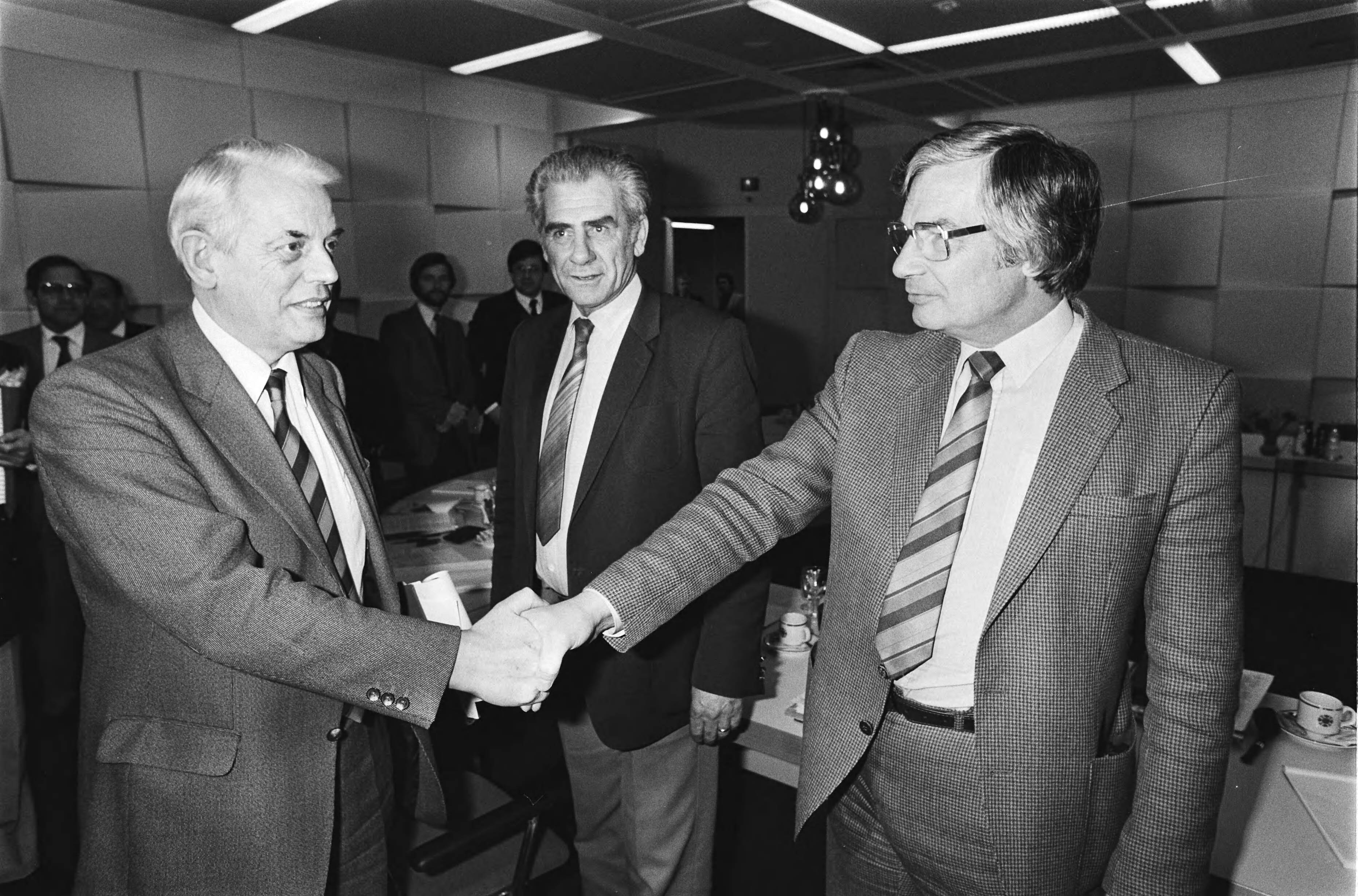Fotocollectie Anefo — CAO-onderhandelingen door Raad van Overleg in Metaal (ROM) in FME-gebouw in Zoetermeer. ROM- en werkgeversvoor Ter Hart (l.) begroet Rijkse, Laurier — Foto: Croes, Rob C. / Anefo. Licentie: Set B: Rechtenvrij / Publiek Domein. Bron: Nationaal Archief. http://hdl.handle.net/10648/ad121b36-d0b4-102d-bcf8-003048976d84