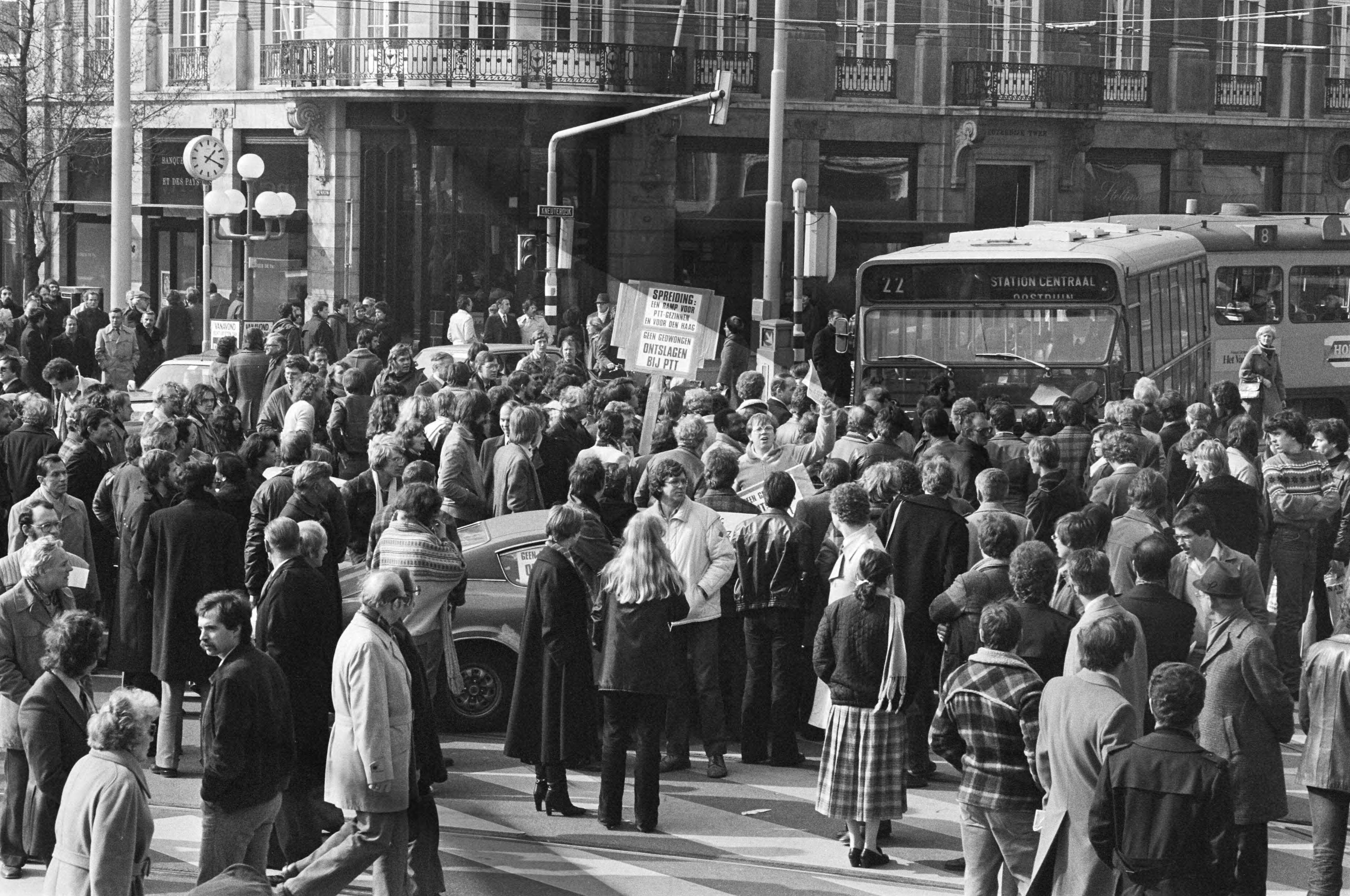 Fotocollectie Anefo — PTT ers blokkeren verkeer in Den Haag uit protest tege overplaatsing naar Groningen (spreidingsbeleid) — Foto: Suyk, Koen / Anefo. Licentie: Set B: Rechtenvrij / Publiek Domein. Bron: Nationaal Archief. http://hdl.handle.net/10648/acdb88e6-d0b4-102d-bcf8-003048976d84