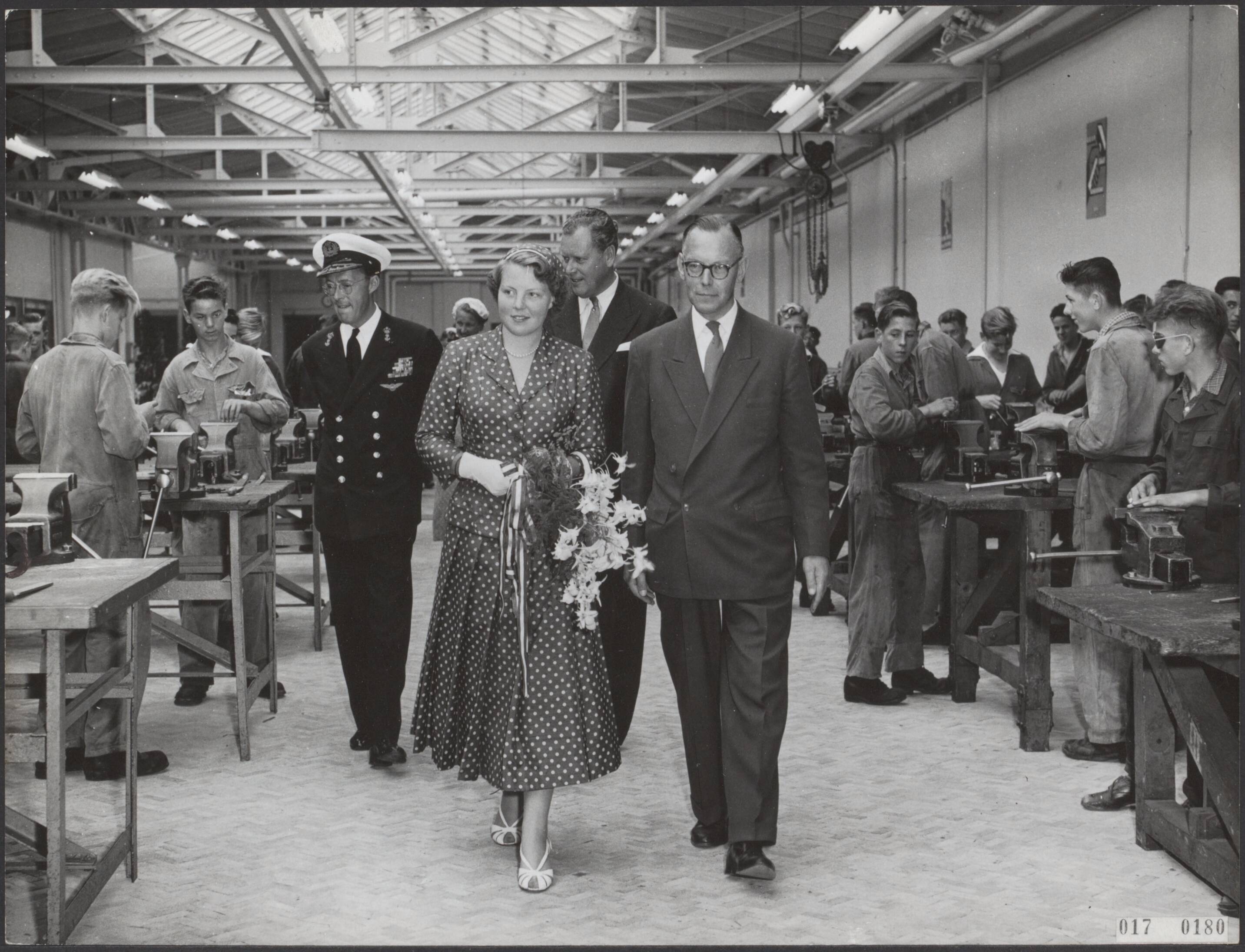 Fotocollectie Elsevier Binnenland — Prinses Beatrix heeft te Vlissingen bij scheepswerf De Schelde de onderzeebootjager Hr. Ms. "Limburg" te water gelaten. Na de tewaterlating werd nog een rondgang gemaakt door de bedrijfsschool die in volle gang was. Vlnr. prins Bernhard, prinses Beatrix, J.W. Hupkes (directeur) en ir. C.J.A. Bex (directeur school) — Foto: Fotograaf Onbekend / Anefo. Licentie: Set B: Rechtenvrij / Publiek Domein. Bron: Nationaal Archief. http://hdl.handle.net/10648/adbcff9c-d0b4-102d-bcf8-003048976d84