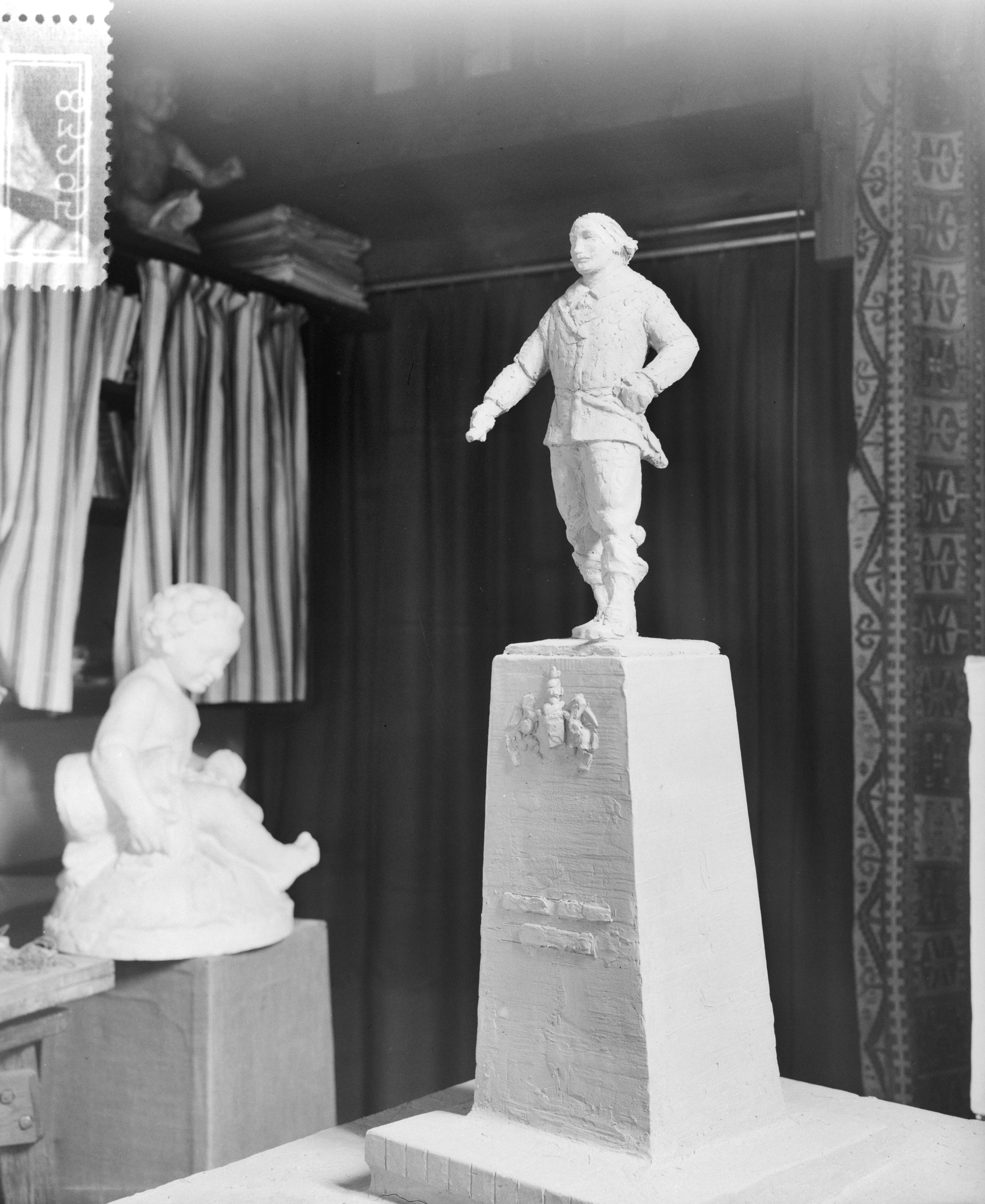 Fotocollectie Anefo — Ontwerp beeld van zeeheld Maarten Harpertsz. Tromp door Dirk Wolbers uit 's-Gravenhage dat op het noordeinde van de boulevard van Scheveningen zal worden geplaatst. Met sokkel 10 meter hoog — Foto: Meijer, T.A. / Anefo. Licentie: Set B: Rechtenvrij / Publiek Domein. Bron: Nationaal Archief. http://hdl.handle.net/10648/a9580cbc-d0b4-102d-bcf8-003048976d84