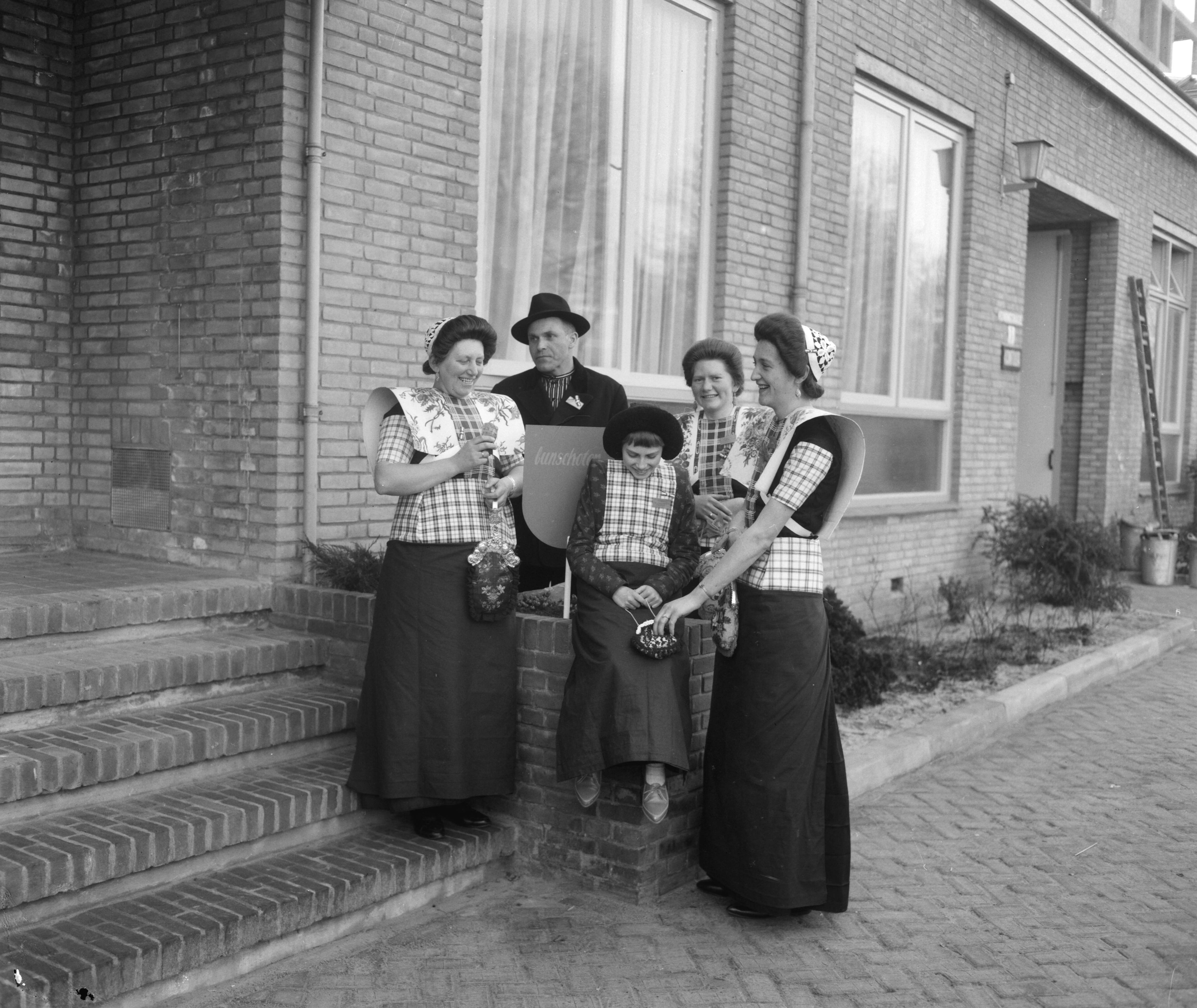 Fotocollectie Anefo — Aankomst delegaties bij de Dierentuin in Den Haag voor huldeblijk koningin Juliana. Delegatie uit Bunschoten — Foto: Behrens, Herbert F. / Anefo. Licentie: Set B: Rechtenvrij / Publiek Domein. Bron: Nationaal Archief. http://hdl.handle.net/10648/a9cbbef0-d0b4-102d-bcf8-003048976d84