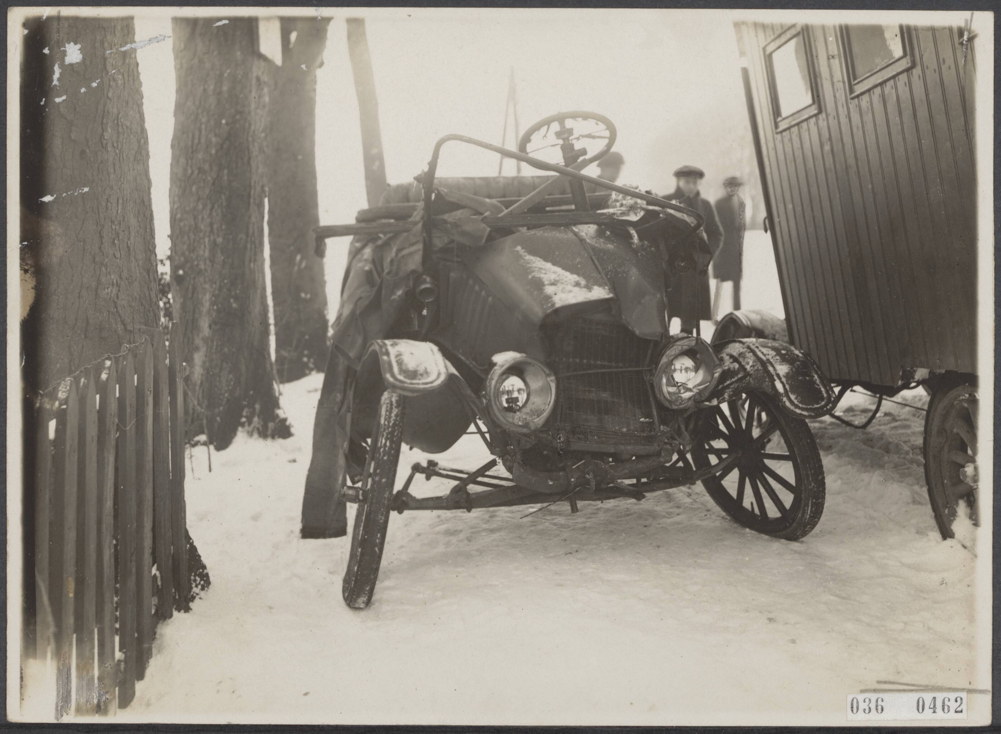 Fotocollectie Elsevier Binnenland — Auto-ongeluk tussen Leeuwarden en Marssum — Foto: Peijl, J.M. van der. Licentie: Set B: Rechtenvrij / Publiek Domein. Bron: Nationaal Archief. http://hdl.handle.net/10648/adec7ace-d0b4-102d-bcf8-003048976d84